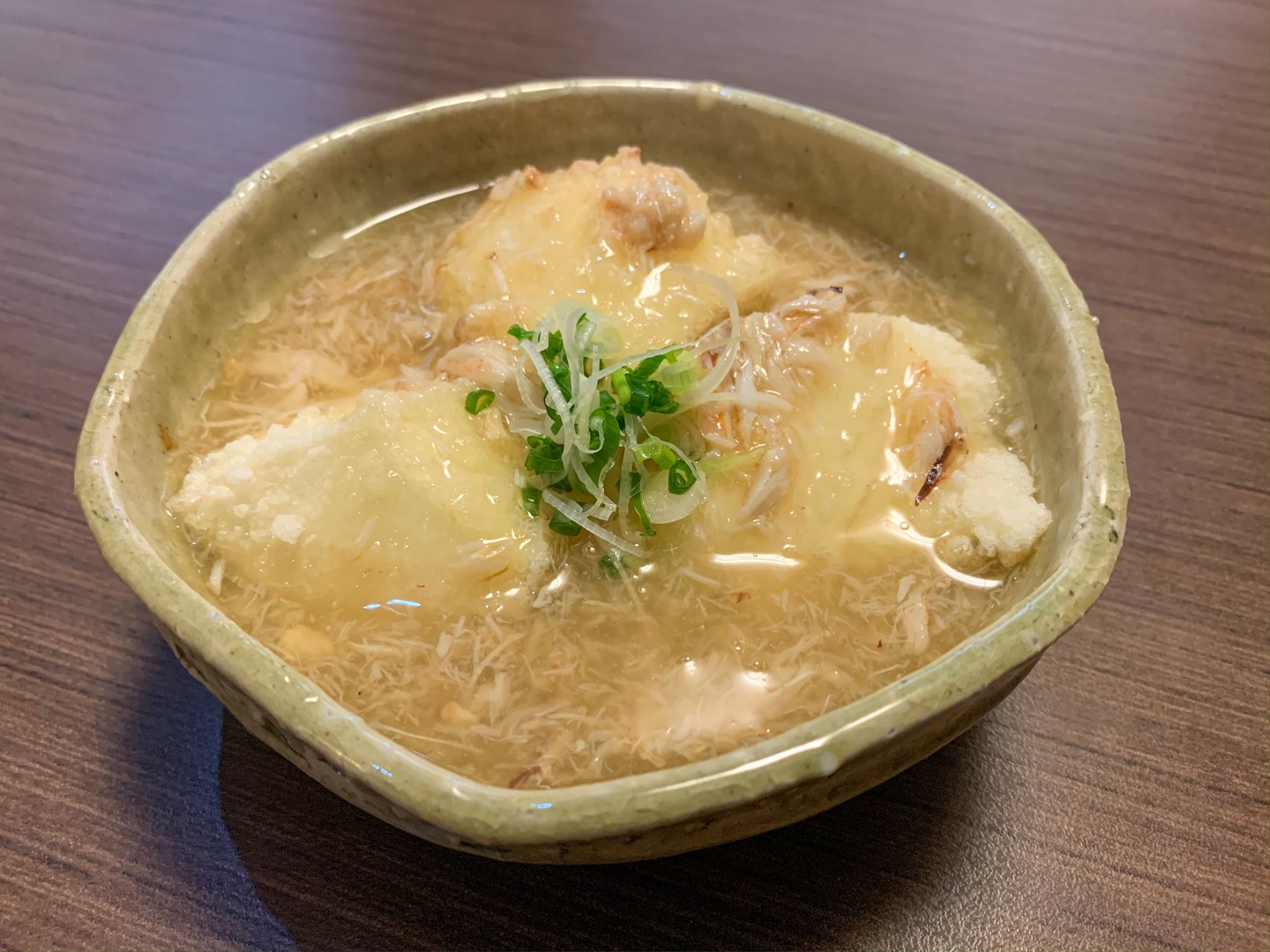 พบกับเมนูสุดพิเศษ รับรองถูกใจ🤗สายอาหารฟิวชั่นอย่างแน่นอนกับ "เต้าหู้ทอดซอสปู" ทางร้านเราทอดเต้าหู้ที่ด้านนอกกรอบ ด้านในนุ่ม ละมุนลิ้น ทอดจนได้สีเหลืองทอง ประกอบด้วยซอสเนื้อปูสูตรของร้านที่เราพิถีพิถันในทุกขั้นตอนการทำ 🫕ซอสปูนี้เข้มข้นด้วยรสชาติที่กลมกล่อม และละมุนด้วยเนื้อปูสดใหม่
🤩ไม่ว่าคุณจะเป็นแฟนคลับของเต้าหู้หรือไม่ก็ตาม แต่เมื่อเจอกับซอสปูเน้น ๆ แบบนี้ หยุดไม่ได้ที่จะยิ้มและลิ้มลองความอร่อยทุกคำที่ชิม
  รีบมาชิมกันนะค่ะ ที่ร้านของเรา😋 

フュージョン料理好きの方に、きっとご満足いただける特別メニュー「揚げ豆腐のカニソース炒め」をご紹介します。当店の豆腐は、外はカリッ、中はとろけるほど柔らかく、黄金色になるまで揚げられています。その上に、当店特製のカニ肉ソースをかけ、一つひとつ丁寧に仕上げています。🫕このカニソースは、繊細で新鮮なカニ肉をベースに、濃厚で風味豊かです。
🤩豆腐好きの方もそうでない方も、この濃厚なカニソースは、一口ごとに笑顔になり、きっとご満足いただけるはずです。

ぜひ当店でお試しください！😋

📍พิกัด : Cho-fu (ร้านอยู่ใน J-park Sriracha)
https://goo.gl/maps/shy5piCqB5F7So5aA
🕰เปิดทุกวันเวลา 11:00 - 21:00
☎️สอบถามหรือจองโต๊ะล่วงหน้า : 038-339140

#อาหารอร่อย
#เต้าหู้ทอด
#อร่อยต้องลอง
#โชฟุเจพาร์ค
#Chofu 
#Jpark