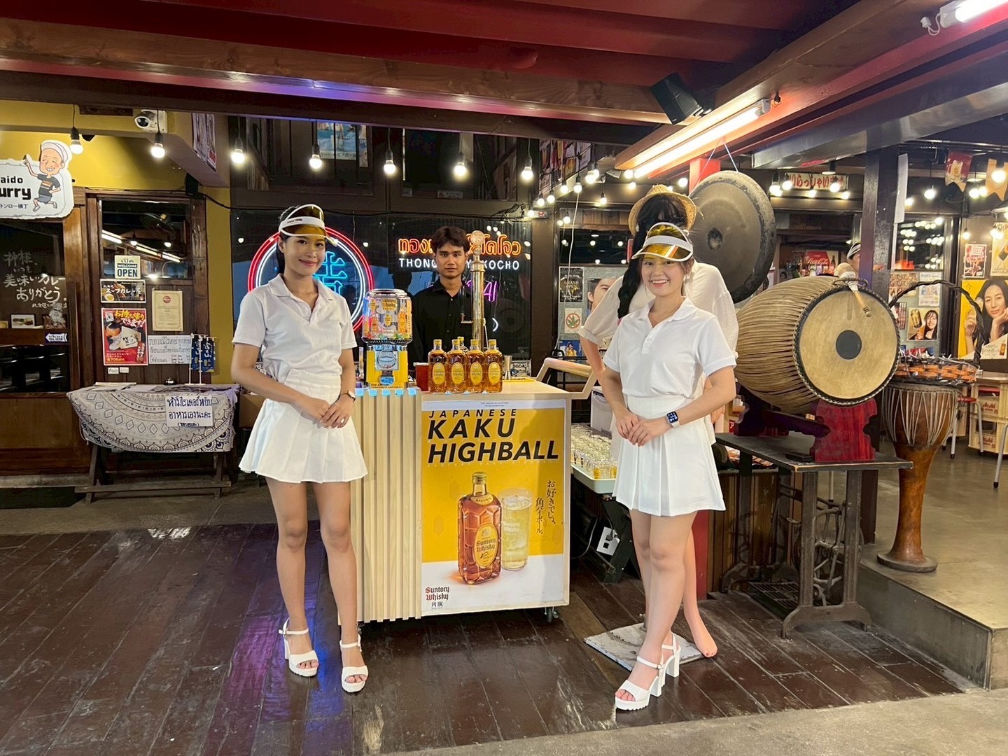 サントリー角🥃プロモーションDay2‼️

ハイボール3杯でガチャポン1回
大ハイボール3杯でガチャポン3回
ボトル1本購入でお好きな景品をGetできます💪

🍾ボトル　1700→1299B
🍺ノーマル　170→120B
🍺大ジョッキ　320→250B

5pm-7pmはハッピーアワーもありますので早い時間からグビっと喉を潤しちゃってください👏🍺🍻
予約はお早めにどうぞ🎵

週末はトン横で乾杯🥂

Suntory Kaku 🥃 Promotion Day 2!! ️

3 highballs = 1 gachapon draw
3 large highballs = 3 gachapon draws
Purchase a bottle and get your choice of prizes! 💪

🍾Bottle: 1700 → 1299B
🍺Regular: 170 → 120B
🍺Large mug: 320 → 250B

Happy hour is from 5pm to 7pm, so get your thirst quenching early! 👏🍺🍻
Make your reservation early! 🎵

Cheers to the weekend at Ton Yoko! 🥂

##thongloryokocho  #thonglor #japaneseizakaya  #トン横 #トンロー横丁 #bangkoknightlife #居酒屋 #小酒館  #이자카야 #이자카야맛집