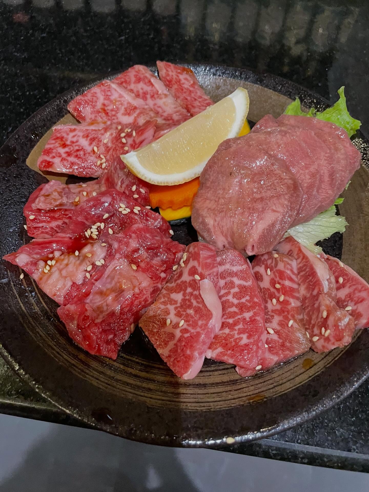 こんばんは。
青龍ラーメンの系列店
焼肉屋やきやきや青龍です。

週明け月曜日です！
昨日はすんごい雨降りましたねー！
お店の前はいつもの冠水でした！

今日もお店のある裏プロンポンで元気に営業致します！

裏プロンポンの奥の焼肉屋です。
是非是非Googleマップで検索を！

営業時間 Open hour

週末、祝日 Weekend
17:00〜24:00
食事ラストオーダー Dinner last order
23:00
ドリンクラストオーダー Drink last order
23:30

平日 Week Day

ディナータイム Dinner time
17:00〜24:00
食事ラストオーダー Food last Order
23:00
ドリンクラストオーダー Drink last order
23:30
火曜日は定休日です。
Tuesday Holiday

https://easymenu-translation.com/yakiyaki-ya-seiryu/ja

やきやきや青龍は歓送迎会も大歓迎です。
大きめの個室は1つしかありませんが
4名様の個室も3階にご用意しております。

個室でもカウンター席でもおくつろぎください。

📍https://maps.app.goo.gl/Xcbxqyf3mMwd1RmE9?g_st=ic

https://easymenu-translation.com/yakiyaki-ya-seiryu/ja

#yakinikuyakiyakiyaseiryu 
#yakinikuya
#bangkokyakiniku
#yakiniku
#seryuramen
#bkkyakiniku
#bbq
#yakinikulunch