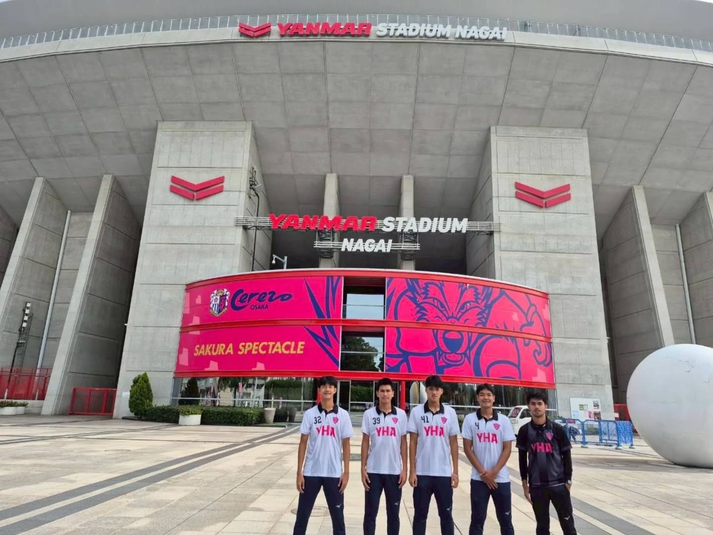 【YHA生🇹🇭がCerezoアカデミー🇯🇵へ】

10/27~11/9の2週間、
YHA生4名がセレッソ大阪アカデミーにてTRに参加しました。

■U18
To
Tan

■U15
Nawin
Nine

ピッチ内外問わず課題も沢山ですが、
たくさんの学びと刺激を得てタイへ戻りました。
高い基準でこれからもサッカーに取り組んでください。
SUSU(頑張って)😁🇹🇭

良い選手、圧倒的な選手になれるよう、
セレッソ大阪、BGPU、ヤンマー、山岡育英会が力を合わせ、サポートしていきます。

#セレッソ大阪 #セレッソ大阪バンコク校 #サッカー #タイ #バンコク #バンコク在住 #バンコク生活 #バンコク子育て #サッカースクール #初心者大歓迎 #海外サッカー #タイ駐在 #タイ生活 #thailand #bangkok #cerezo #cerezoosaka #followｍe #football #止める蹴る