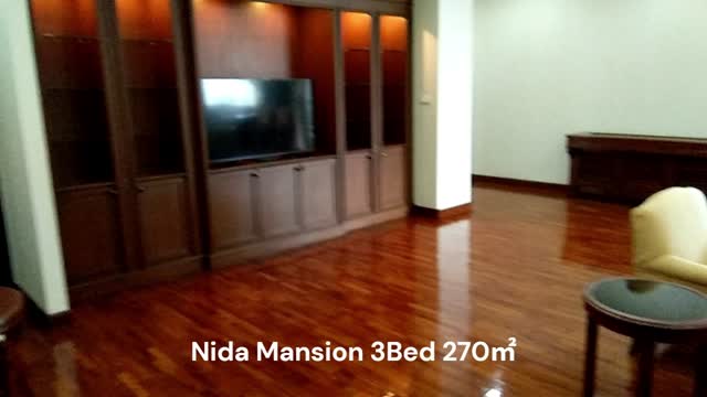 バンコクの中心地に位置するNida Mansionは、スクンビット39からの一方通行通りに沿った便利な場所にあります。この物件は、広々とした庭園🌳と高品質なサービスで非常に人気があります。お部屋は3ベッドルーム、270㎡の広さを誇り、各フロアには2部屋のみでプライバシーも確保されています。築年数は少し経っていますが、丁寧に手直しが施されており、清潔感のある居住空間を提供しています🏡。

特にご家族連れには魅力的な点として、広い庭園ではお子様がボール遊び⚽や自転車🚴の練習を楽しめるスペースがあり、活発なお子様にはピッタリです。また、ご家族で楽しめる大きなプールは、競泳にも適したサイズで🏊、毎日のエクササイズにも最適です。

都市生活の喧騒から少し離れつつも快適な住環境を求める方におすすめの物件です。ウッドデッキのベランダで風を感じながら、リラックスしたひと時を過ごしてみてはいかがでしょうか？✨

#バンコク生活
#家族向け物件
#便利な立地
#広い庭園
#スポーツ好きの方に
#プール付き
#住み心地良い
#居心地良い
#ゆったり空間
#リノベーション済み
#スクンビット39
#おしゃれな暮らし
#古さと新しさの融合
#安心セキュリティ
#スポーツ好きファミリー
#競泳プール
#プライバシー重視
#都会のオアシス
#自転車レンタル
#自然と共に暮らす
#風通し良い
#バンコク不動産
#ファミリーにおすすめ
#リラックス生活
#庭で遊ぶ
#お子様歓迎
#活動的な暮らし
#家庭的な雰囲気
#充実した施設
#紅樹株式会社
