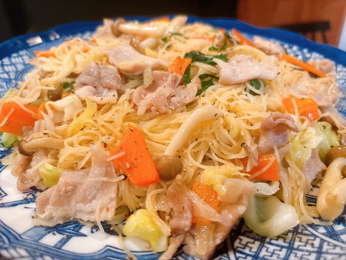 昨夜は沢山のお客様のご来店誠に有難うございました

本日も17:00〜開店いたしました
皆様のご来店お待ちしてます♪

おひとりさま大歓迎！
カウンター席大人気

おばんざい、鉄板焼きメニュー
二階テーブル席、三階個室完備
一階カウンター席でもオーダー可能です

黒兵衛では
各種ご宴会のご予約承ります♪
コース1,000バーツ〜
飲み放題 300バーツor 400バーツ

二階テーブル席
三階9名様までの小宴会用個室ございます。

よろしくお願いします♪

11月もHappy hour 開催中です
17:00〜19:30

キリンビール大瓶　120B
ウィスキーハイボール　80B

Happy hour in November❗️
17:00〜19:30
Kirin Beer Big Bottle 120B
Whisky Hi-ball 80B

#バンコク創作料理居酒屋 #バンコク日本料理店 #バンコク小料理屋 #バンコクおひとりさま #バンコク1人飲み #プラカノン #バンコク日本人女性スタッフ常駐 #バンコクおかみさん #バンコクお好み焼き屋 #バンコク鉄板焼き  #バンコクおばんざい  #japanesefood #bangkok #phrakhanong #japaneserestaurant #reopen #happyhour #obanzai #bangkokokonomiyaki #bangkokteppanyaki