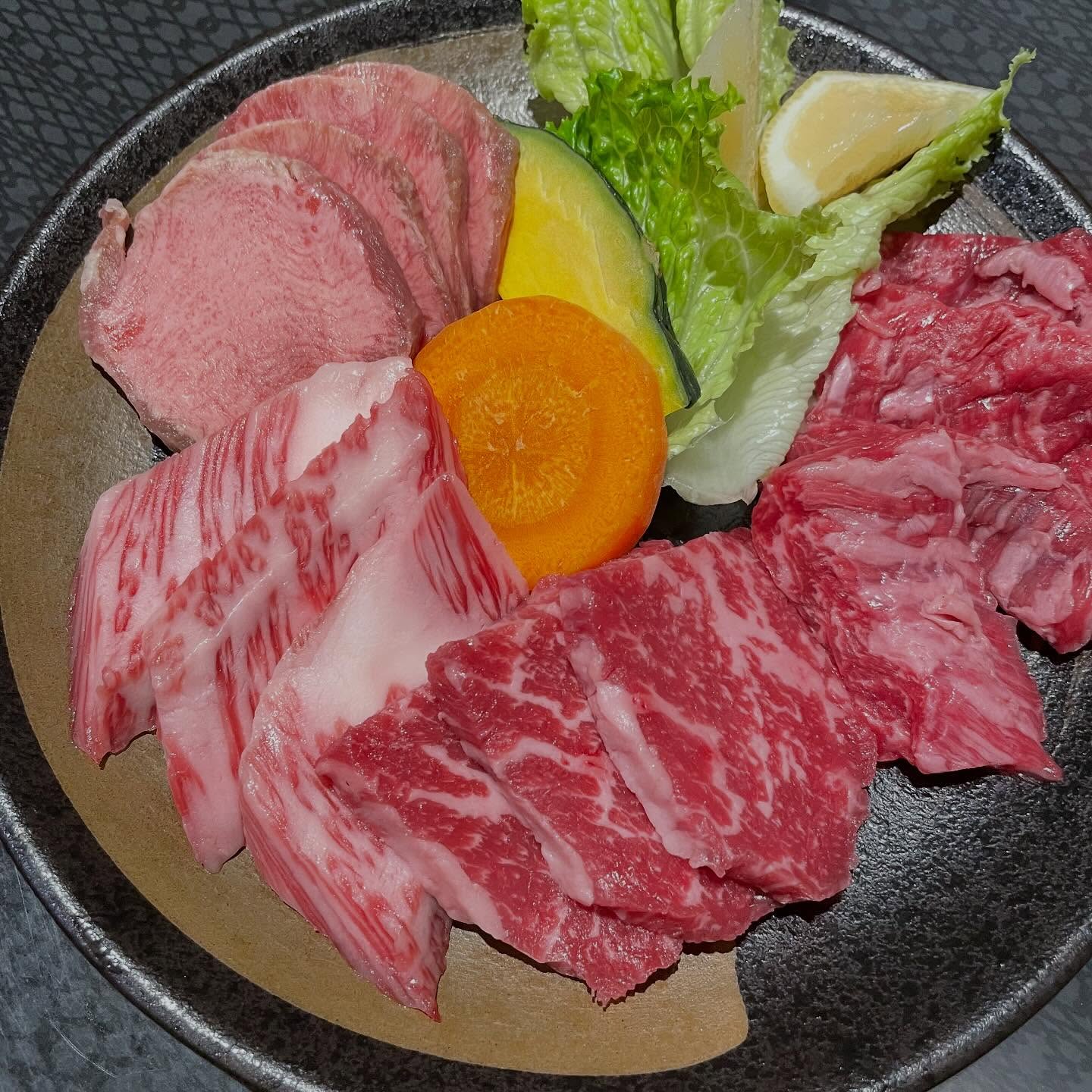 こんばんは。
青龍ラーメンの系列店
焼肉屋やきやきや青龍です。

雨季明けたはずでしたがまた雨ですね！
月曜日も17時から元気に営業致します！
お店の周りは移転したお店多いですがやきやきや青龍は年明けも変わらず営業ですよー

本日も裏プロンポンで元気に営業致します！

裏プロンポンの奥の焼肉屋です。
是非是非Googleマップで検索を！

営業時間 Open hour

週末、祝日 Weekend
17:00〜24:00
食事ラストオーダー Dinner last order
23:00
ドリンクラストオーダー Drink last order
23:30

平日 Week Day

ディナータイム Dinner time
17:00〜24:00
食事ラストオーダー Food last Order
23:00
ドリンクラストオーダー Drink last order
23:30
火曜日は定休日です。
Tuesday Holiday

https://easymenu-translation.com/yakiyaki-ya-seiryu/ja

やきやきや青龍は歓送迎会も大歓迎です。
大きめの個室は1つしかありませんが
4名様の個室も3階にご用意しております。

個室でもカウンター席でもおくつろぎください。

📍https://maps.app.goo.gl/Xcbxqyf3mMwd1RmE9?g_st=ic

https://easymenu-translation.com/yakiyaki-ya-seiryu/ja

#yakinikuyakiyakiyaseiryu 
#yakinikuya
#bangkokyakiniku
#yakiniku
#seryuramen
#bkkyakiniku
#bbq
#yakinikulunch
#バンコク焼き肉