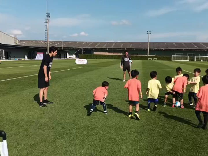 【UNIQLOサッカーキッズ】
UNIQLOとJFAのサッカーキッズイベントにバンコク校コーチ達がサポートコーチとして参加しました。

バンコク校U6クラスのスクール生達もたくさん参加してくれました。

ゲストは
元日本代表内田篤人さん。

子供達が笑顔でボールを追いかける姿が微笑ましいですね。
子供は未来の宝。
ここから素晴らしい選手がたくさん育つことを願っています。

#セレッソ大阪 #セレッソ大阪バンコク校 #サッカー #タイ #バンコク #バンコク在住 #バンコク生活 #バンコク子育て #サッカースクール #初心者大歓迎 #海外サッカー #タイ駐在 #タイ生活 #thailand #bangkok #cerezo #cerezoosaka #followｍe #football #止める蹴る