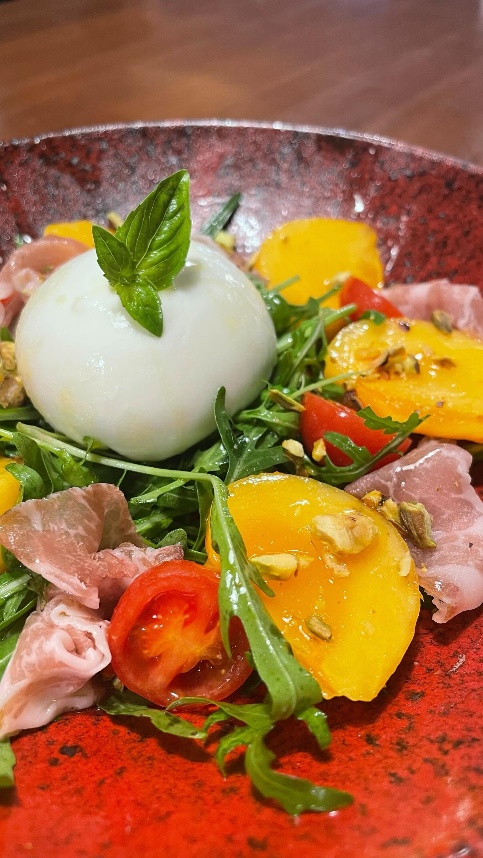 😋A perfect seasonal matching🥗🧀
Our Japanese Persimmon and Burrata Cheese Salad features the subtle crunch and sweetness of Niigata Persimmon against the soft, milky centre of Burrata. 
Experience this special appetizer only in November!
#kenjislab