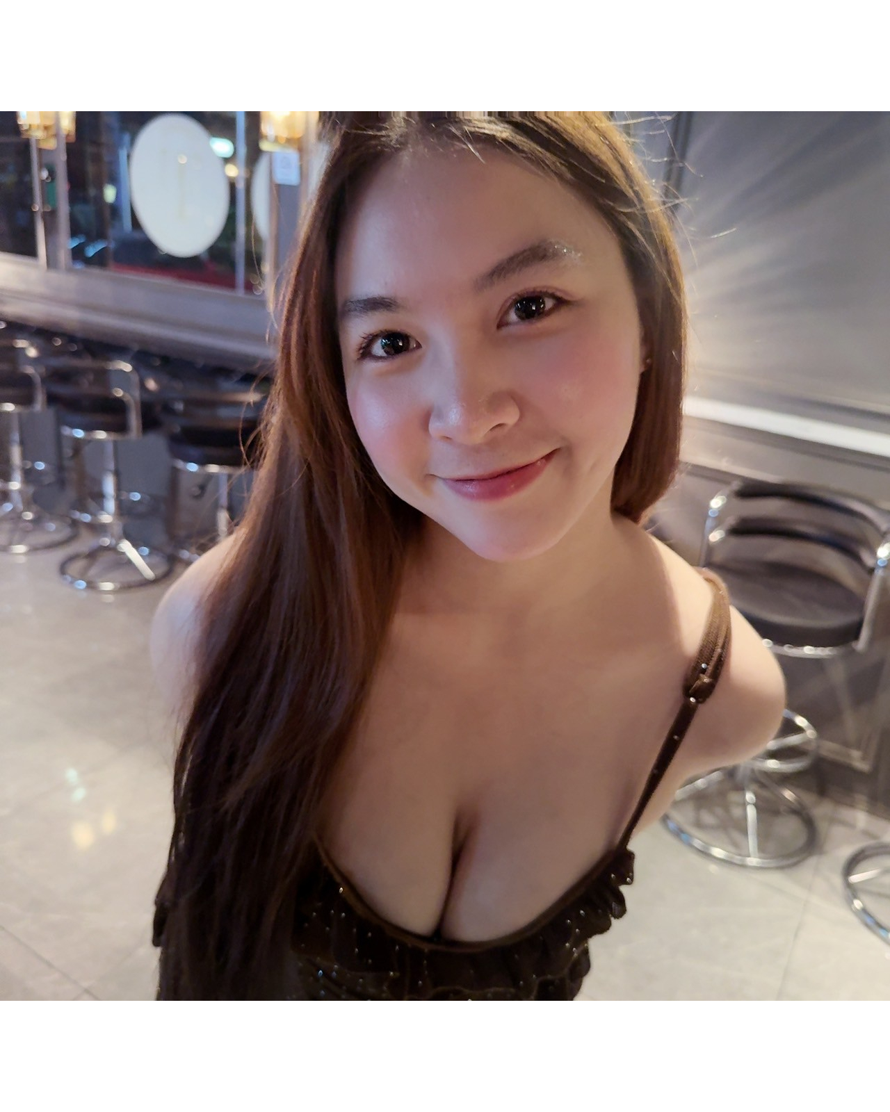 彼シャツイベント、本日からです👔🥵✨

キャスト全員、セクシーな彼シャツ姿でお出迎えします😻🍻

그 셔츠 이벤트, 오늘부터입니다 👔🥵✨

캐스트 전원, 섹시한 그 셔츠 모습으로 맞이합니다 😻🍻

男友衬衫活动今天开始啦！👔🥵✨

所有演员都会穿着性感男友衬衫迎接大家！😻🍻

#バンコク
#トンロー
#日本人
#キャバクラ
#スナック
#ラウンジ
#バー
#乾杯
#コスプレ
#彼シャツ
#美女