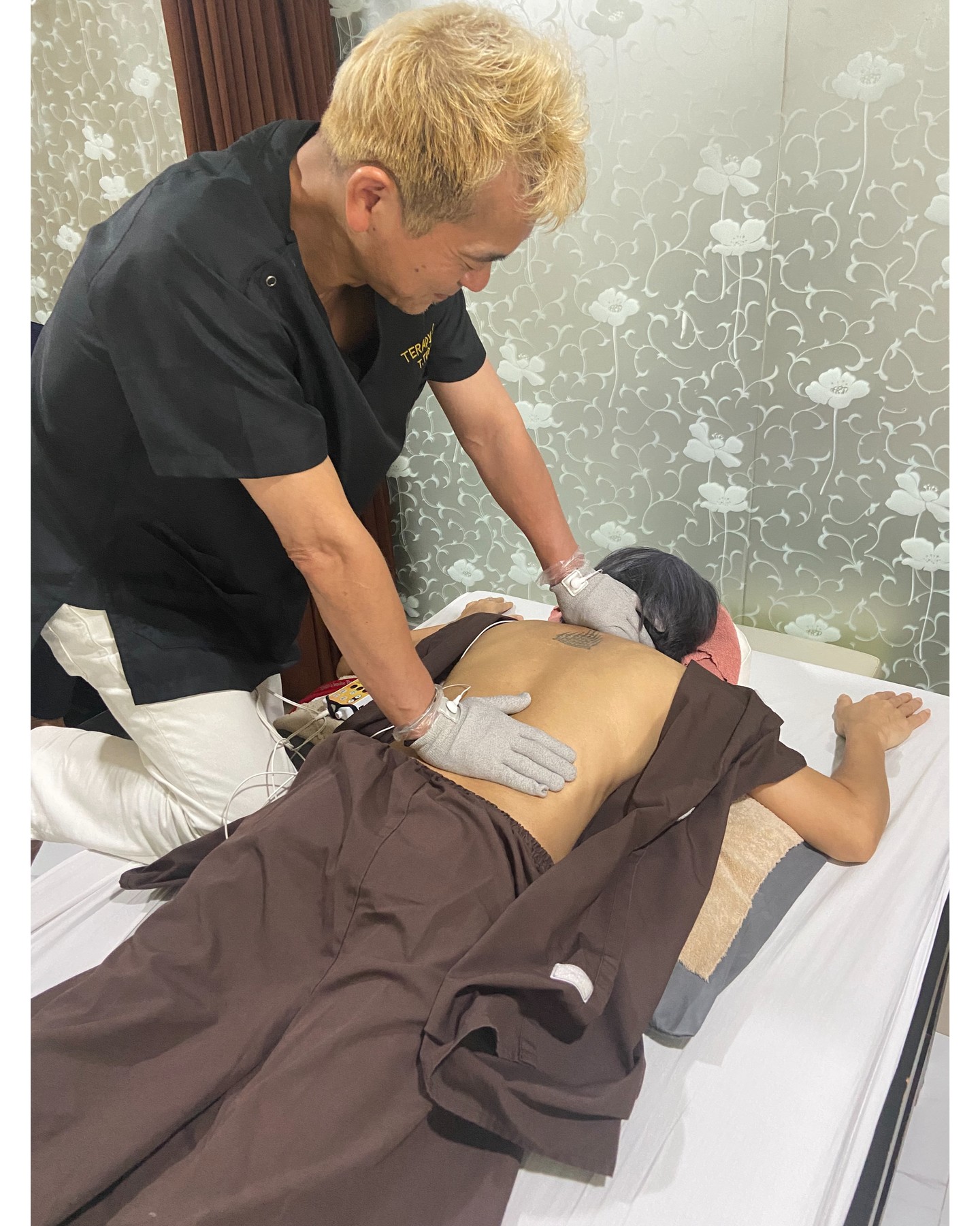 🌟 今週のおすすめメニューをご紹介いたします！🌟

1. 整体（姿勢・疲労ケア）👐
姿勢を整え、日々の疲れをリフレッシュ。整体で体のバランスを取り戻しましょう。リラックスした後は、きっと心も軽くなるはずです✨。

2. 肩甲骨はがし（可動域アップ）🕊️
肩甲骨周りをしっかりケアすることで、体全体の動きがスムーズに。肩こりが気になる方にもぴったりなメニューです。肩甲骨が解放される瞬間の爽快感をぜひ体験してください。

3. メンズフェイシャル（清潔感ケア）💆‍♂️
清潔感を高めるメンズ専用のフェイシャルケア。肌のトラブルをリセットし、印象をワンランクアップさせます。肌の健康を維持して、自信を持って毎日を過ごしましょう。

アクティブなシーズンだからこそ、体と肌のケアを大切に👟。今週も元気に過ごしましょう！🙌

🌟 Introducing this week's recommended menu! 🌟

1. Chiropractic (Posture & Fatigue Care) 👐
Improve your posture and relieve daily fatigue. Rebalance your body with chiropractic care. After a relaxing session, you'll feel a sense of relief, too! ✨

2. Shoulder Blade Release (Increased Range of Motion) 🕊️
By carefully treating the area around your shoulder blades, you can improve your overall mobility. This treatment is perfect for those who suffer from stiff shoulders. Experience the refreshing feeling of your shoulder blades being released.

3. Men's Facial (Cleanliness Care) 💆‍♂️
This facial, designed specifically for men, enhances your cleanliness. It will address any skin issues and elevate your overall appearance. Maintain healthy skin and live each day with confidence.

It's the season for activeness, so take care of your body and skin 👟. Stay healthy this week! 🙌

#整体
#リフレッシュ
#肩甲骨はがし
#メンズフェイシャル
#清潔感ケア