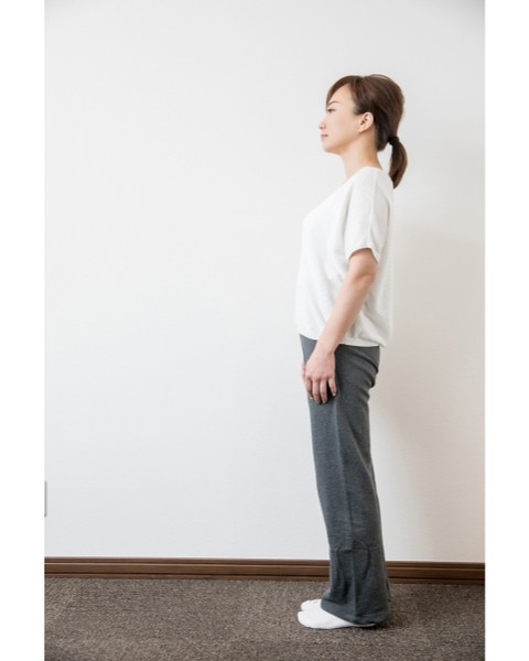 こんにちは！👋今日は自宅で簡単にできる姿勢チェック法をご紹介します📏✨。

壁に背中をつけてまっすぐ立ってみてください。

腰と壁の間に“手のひら1枚”が理想の状態です🙆‍♀️それ以上の隙間がある場合は、反り腰のサインかもしれません🚨。


定期的に整体で体をリセットし、体のバランスを整えることをおすすめします！🌿😊
定期的なメンテナンスで、健康な体を手に入れましょう！

まずはお気軽にご相談ください📞✨。

Hello! 👋Today, I'll be showing you a simple posture check you can do at home📏✨.

Try standing up straight with your back against a wall.

The ideal position is when there's about the width of your hand between your lower back and the wall🙆‍♀️. 🙆‍♀️If there's a gap larger than that, it could be a sign of a swayback🚨.

We recommend regular chiropractic treatments to reset and balance your body! 🌿😊
Regular maintenance will help you achieve a healthy body!

Please feel free to contact us for a consultation📞✨.

#姿勢チェック
#整体
#健康習慣
#反り腰
#整体院へGO