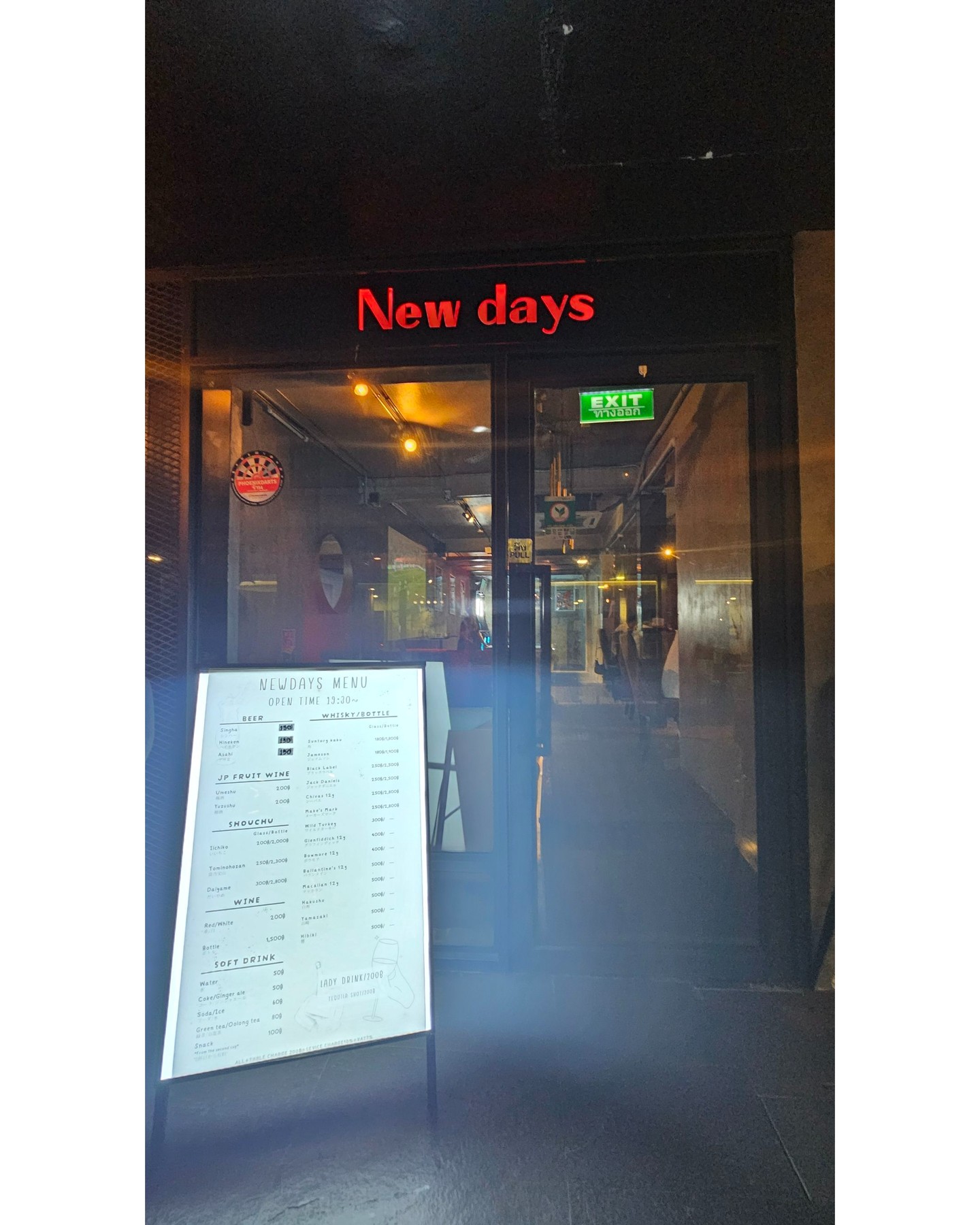 女子会にもぴったりな、バンコク・プロンポンのバー「Newdays」。
落ち着いた雰囲気でダーツ🎯やビリヤード🎱を楽しみながら、
おしゃれに一杯。
平日でも、ちょっと夜を楽しみたい女性におすすめ🍸

Looking for a chill night out in Bangkok?
Newdays in Phrom Phong is perfect for girls’ night —
darts, billiards, and cozy vibes all in one spot💫

#Newdays
#バンコク
#ニューデイズ
#プロンポン
#Pool
#フェニックス
#phoenixdarts
#日本語OK
#Englishfriendly
#ダーツバー
#ビリヤードバー
#poolbar
#dartsbar
#バンコク女子会
#女子旅
#バンコク女子旅