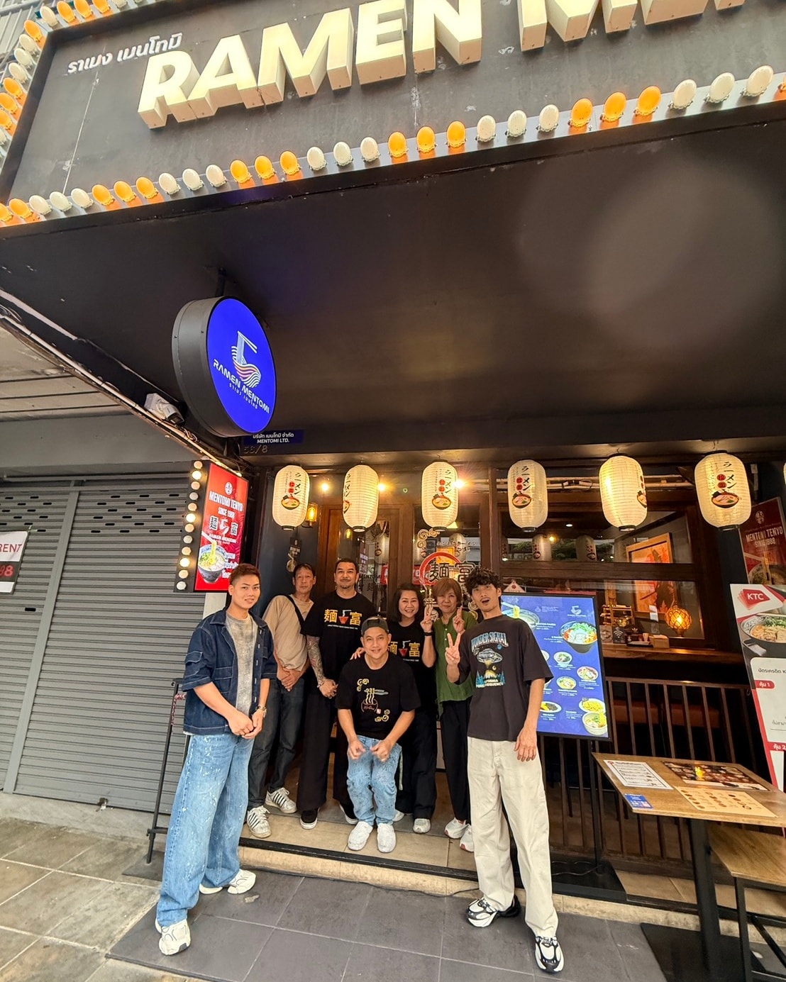 สตาฟฟ์จากสาขาโอซาก้ามาเยี่ยมร้านสาขาในไทย แลกเปลี่ยนความคิดเพื่อให้รสชาติเป็นต้นฉบับมากที่สุด

大阪支店のスタッフがタイの店舗を訪問し、本場の味を追求するため意見交換を行いました。

Staff from the Osaka branch visited the Thai branch, exchanging ideas to make the taste as authentic as possible.

#RamenMentomi #mentomitenyo #OriginalOsakaStyle