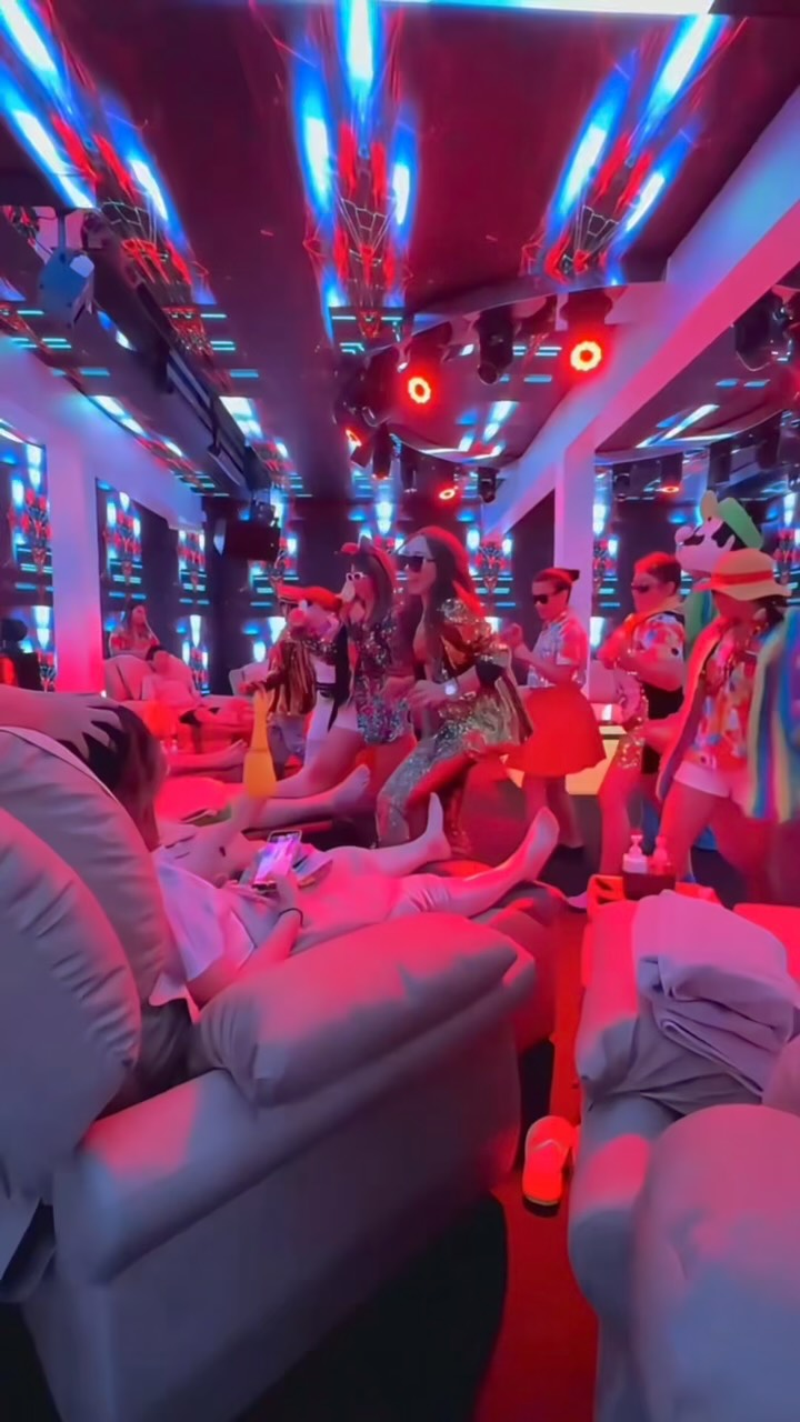 Ever tried measuring something…
and the tape just keeps pulling you somewhere?

From the desert → the ocean → the city lights—
I followed the tape, and somehow ended up at BRADBURY.

A place so loud, so surreal,
even a measuring tape wants to come here.
Welcome to the world’s noisiest massage.

📍 Bradbury - Soi Sukhumvit 61
⏰ 12:00 – 0:00
#BRADBURY #massage #bangkoktrip #LEDmassage #InstaWorthy