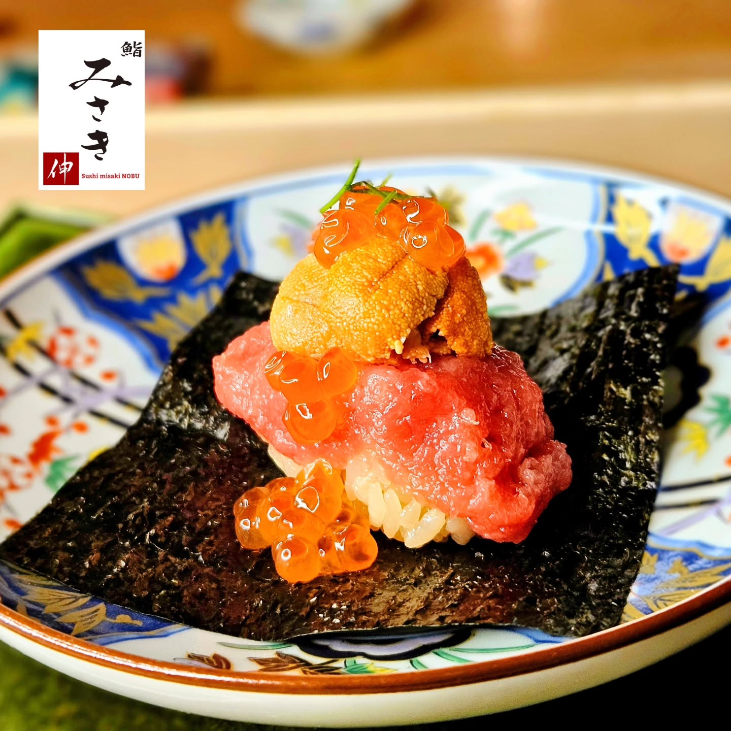 【Sushi that bows to the past, yet winks at the present】
▷▶︎▷LINE→@sushimisakinobu▶▷

さて11月も半ばにさしかかり
いよいよ日本の冬が到来です!!

白子やセイコガニ、金目鯛など
脂の乗ったお魚が盛りだくさん!!

その中でもマグロも冬らしく
脂の乗ったものになっております!!

当店は海苔にもこだわった鮪の手巻き寿司!!
贅沢に雲丹と合わせて是非ともご賞味下さいませ!!

Location: 
50 GMM Grammy PLACE, Sukhumvit 21 Rd. (Asoke), Khlongtoeinuea,Wattana, Bangkok 10110, Thailand

Sushi Misaki Nobu (GMM grammy place BF1)
chef 【NOBU】

Reservation: 
Sushi Misaki Nobu/062-495-2386

Dine-in time: 
12:00-lunch time open
17:00-dinner time open
※anytime customer choose reservation time
close 22:00
close every Monday

menu:
1.standard course 4000THB
2.special course 6000THB
3.Premium course 8000THB

#sushimisaki
#sushimisakinobu
#鮨みさき
#鮨みさき伸
#バンコク
#おまかせ
#Bangkok
#omakase
#sushi
#鮨
#寿司
#タイ
#Thailand
#デート
#接待