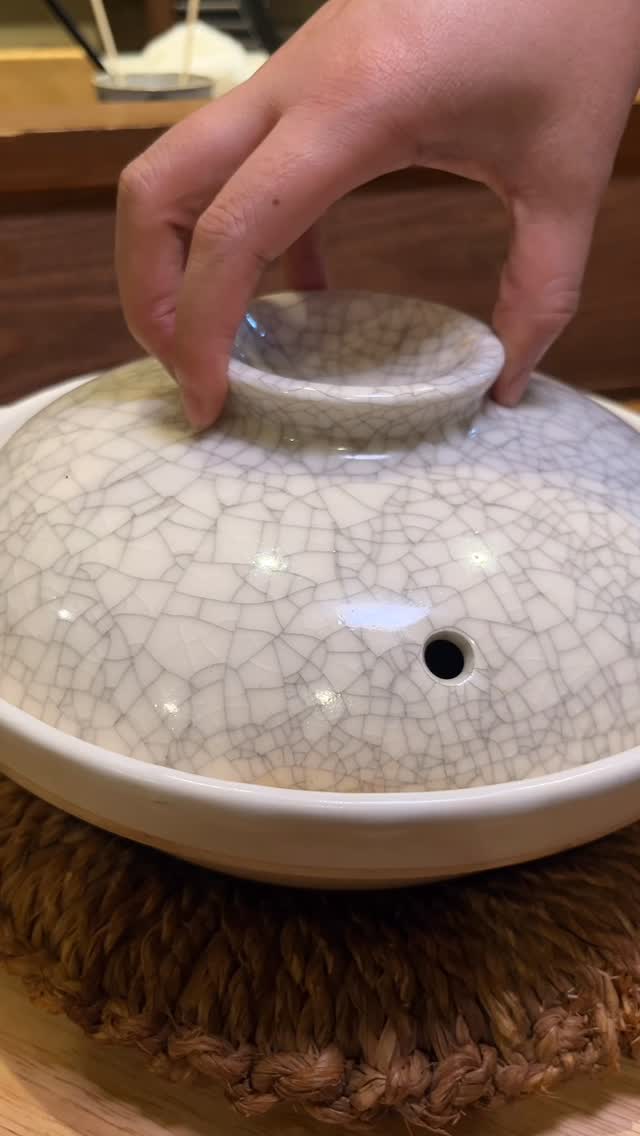 🍁静岡県産 紅富士サーモンときのこの土鍋ご飯と椎茸の旨み出汁スープ🍁

富士山の湧き水で、時間をかけて丁寧に育てられた特大サイズの高級ブランド紅富士サーモンを贅沢に使用。
きのこの豊かな香りと旨みがふんわり広がり、椎茸のだしがしみわたるスープがさらに味わいを引き立てます。
秋の味覚を上品に味わう、至福の一膳です。🍂✨

🍁Claypot Rice with Shizuoka “Beni Fuji” Salmon and Mushrooms, served with Shiitake Broth🍁

Featuring the premium Beni Fuji Salmon, carefully raised in the pure spring water of Mt. Fuji until it reaches an exceptional size.
The earthy aroma and umami of mushrooms gently unfold, enhanced by a fragrant shiitake broth that deepens the flavor.
A refined taste of autumn — an elegant and heartwarming dish to savor. 🍂✨

-*-*-*-*-*-*-*-*-*-*-*-*-*-*-
📝 For reservations and inquiries,
contact us on LINE!
＠shakarich
*-*-*-*-*-*-*-*-*-*-*-*-*-*-*-*-

🍴SHAKARICH
📍Shilom Surawong
🕚11:00-Late
📞02-086-7898
🚪15 Private Rooms
(From 2P up to 20P)
🅿️Charn Issara Tower 1
🚄4 min walk from BTS Sala Deang
📱097-053-9928(Japanese)

📍Thonglor Soi 14
🕚11:00-late
📞02-045-4032
📱097-053-9928(Japanese)
🚪12 Private Rooms

#Shakarich #秋の味覚 #紅富士サーモン #土鍋ご飯 #静岡県産 #椎茸出汁 #和食 #上品なひととき #バンコクグルメ
#Shakarich #TasteOfAutumn #BeniFujiSalmon #ClaypotRice #ShizuokaDelicacy #ShiitakeBroth #JapaneseCuisine #BangkokRestaurant #ElegantDining