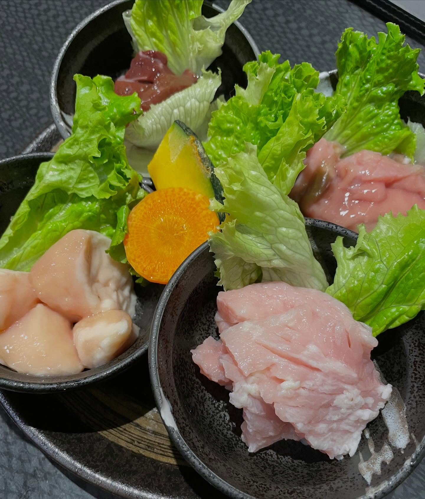 こんばんは。
青龍ラーメンの系列店
焼肉屋やきやきや青龍です。

さあ！花金です！
今日の焼肉日和は青龍焼肉でどうぞどうぞ！

お店の周りは移転したお店多いですがやきやきや青龍は年内も変わらず営業ですよー

本日も裏プロンポンで元気に営業致します！

裏プロンポンの奥の焼肉屋です。
是非是非Googleマップで検索を！

営業時間 Open hour

週末、祝日 Weekend
17:00〜24:00
食事ラストオーダー Dinner last order
23:00
ドリンクラストオーダー Drink last order
23:30

平日 Week Day

ディナータイム Dinner time
17:00〜24:00
食事ラストオーダー Food last Order
23:00
ドリンクラストオーダー Drink last order
23:30
火曜日は定休日です。
Tuesday Holiday

https://easymenu-translation.com/yakiyaki-ya-seiryu/ja

やきやきや青龍は歓送迎会も大歓迎です。
大きめの個室は1つしかありませんが
4名様の個室も3階にご用意しております。

個室でもカウンター席でもおくつろぎください。

📍https://maps.app.goo.gl/Xcbxqyf3mMwd1RmE9?g_st=ic

https://easymenu-translation.com/yakiyaki-ya-seiryu/ja

#yakinikuyakiyakiyaseiryu 
#yakinikuya
#bangkokyakiniku
#yakiniku
#seryuramen
#bkkyakiniku
#bbq
#yakinikulunch
#バンコク焼き肉