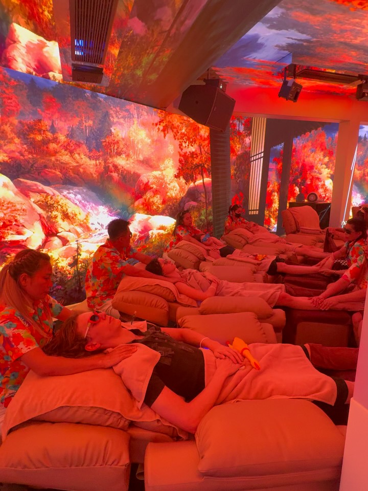 🍁 BRADBURY — The world’s noisiest massage
Step into an autumn dreamscape where warmth and relaxation blend in vivid color.
Every season, a new world unfolds through light and sound.

📍 Bradbury - Soi Sukhumvit 61
⏰ 12:00 – 0:00
#BRADBURY #massage #bangkoktrip #LEDmassage #映えスポット #InstaWorthy