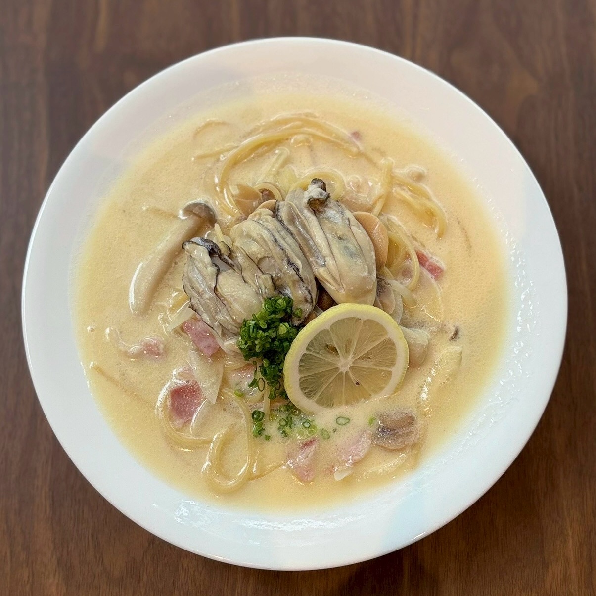 新作スタート🍲
🆕スープパスタ始めます！！

・ご褒美牡蠣レモン🦪
→広島産の牡蠣3個入り クリーミィ&レモン

・恋する海老トマトクリーム🦐
→常連さまのリクエストで試作し続け完成

・ルンバde絶望😈
→超濃厚 ボリューム満点 好き嫌いわかれます

値段高めですがコストが…
🇹🇭も日本と同じで原材料が高くなってます。。
税込&🈂️なし&ドリンク無料なので許して下さいね！

では本日もランチからピリッとよろしくお願いします‼️
※ランチも席予約可能ですねお気軽に📩📲

#トンロールンバ #トンロー #スープパスタ #🇹🇭@