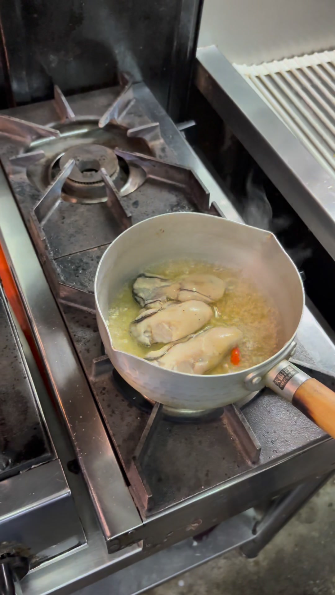 The secret to perfection of our rich Oyster Ajillo (カキアヒージョ) 🦪 Fresh ingredients were crafted with care and cooked with passion, ready for you to dip that bread. 🥖✨

#kenjislab