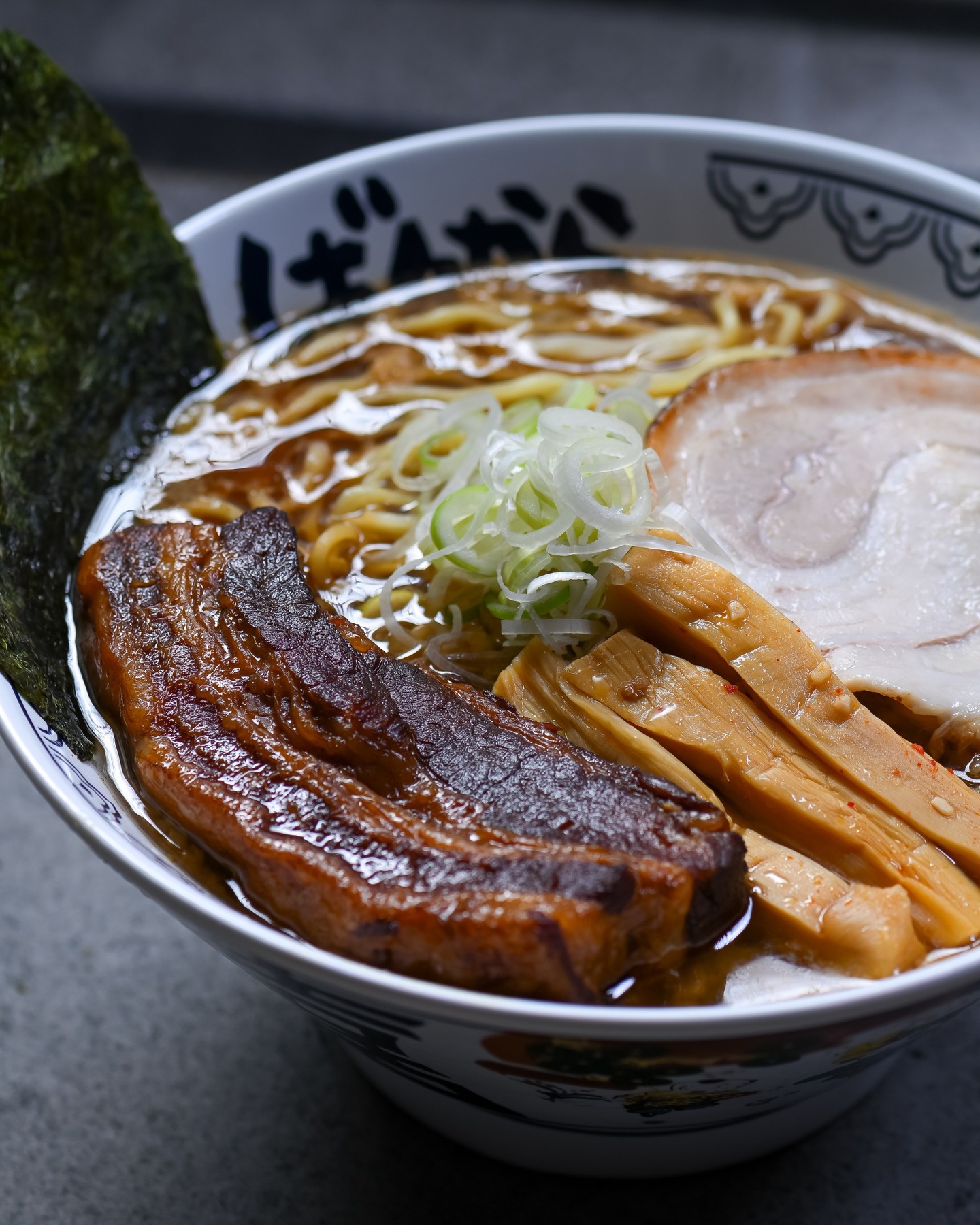 🍜 Bankara เส้นแท้จากโตเกียว ถึงชามของคุณ...ในทุกหยดน้ำซุป! 🍜

นี่คือชามราเม็งที่รวบรวมสุดยอดวัตถุดิบและฝีมือจากญี่ปุ่น เส้นราเม็งของเรา ถูกนำเข้าตรงจากโตเกียว ทุกเส้นผ่านการผลิตด้วยสูตรต้นตำรับญี่ปุ่นแท้ ให้สัมผัส “เหนียวนุ่ม” ที่ไม่เหมือนใคร — หนึบกำลังดี ไม่เละ ไม่แข็ง ละมุนทุกคำที่ซด เข้ากันอย่างสมบูรณ์กับซุปเข้มข้นของ Bankara ไม่ว่าจะเป็นชาชูแบบสไลด์บางนุ่ม หรือ คาคุนิ ชิ้นหนาที่ตุ๋นจนเปื่อยนุ่มและชุ่มฉ่ำด้วยรสชาติ กลมกล่อมเข้ากับซุปและเส้นราเม็งเป็นอย่างดี น้ำซุป เคี่ยวอย่างยาวนานจนได้รสชาติอูมามิเข้มข้น กลมกล่อมทุกหยด สัมผัสรสชาติและจิตวิญญาณราเม็งจากญี่ปุ่น...ในทุกคำที่คุณลิ้มลอง 🎌

#ราเม็ง #Ramen #ราเม็งญี่ปุ่น #บังคาระราเมน #BankaraRamen #AuthenticRamen #ราเม็งโตเกียว #TonkotsuRamen #อาหารญี่ปุ่น #ร้านราเม็ง #บังคาระราเมน #BankaraRamen #Bankara #JapaneseRamen