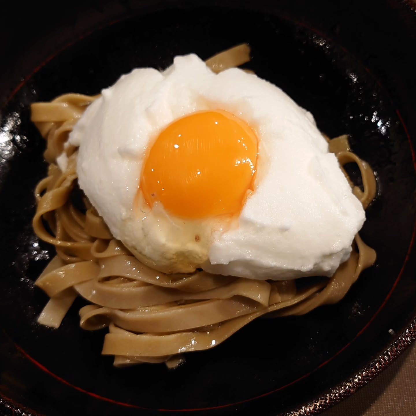 仕込みしてて「なんか暑くね?」て言ってたら、キッチンのエアコンつけてませんでした、KaneHisaです

T.K.S. 280B
Tamago Kake Sobaなのだ、これが?!
卵白のカタマリみたいのがドゥルッて口に入るの嫌い同盟会長の中の人、そうならんように混ぜて混ぜて混ぜていったらこうなりましたとさ
絡める麺はひときわの存在感「魅惑の平打ち」
蕎麦かえしとごま油で和えてご提供
なんかねオモロイ食感になったよ、試してミソ

#KaneHisa 
#手打ち蕎麦
#bangkok 
#โซบะ 
#TKS
#たまごかけそば 
#魅惑の平打ち麺