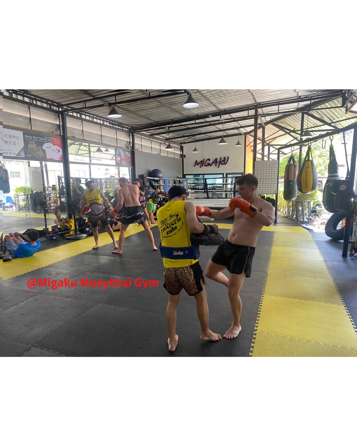 🇹🇭สวัสดีครับ 🇹🇭
🇯🇵さわっでぃくらっぷ🇯🇵
※日本語は下にあります
🇬🇧Sawaddee Krub🇺🇸
※Scroll down for English

เช้าวันอาทิตย์แบบนี้ เรากำลังสนุกกับคลาสมวยไทยตอนเช้าที่ Migaku Gym!
ทุกคนมีสุดสัปดาห์ที่ดีไหมครับ?

การออกกำลังกายในช่วงสุดสัปดาห์ช่วยให้ร่างกายและจิตใจได้ผ่อนคลาย พร้อมรีเซ็ตตัวเองก่อนจะเริ่มสัปดาห์ใหม่ที่กำลังจะมาถึง
วันนี้มาเคลื่อนไหวร่างกายให้เต็มที่ แล้วเตรียมตัวให้พร้อมสำหรับวันจันทร์กันนะ! 💪✨

หลังซ้อมเสร็จ อย่าลืมดื่มเบียร์อร่อยๆ สักแก้วเพื่อผ่อนคลายด้วยนะครับ 🍺
สัปดาห์หน้าเรามาออกกำลังกายและเหงื่อด้วยกันอีกนะ!

เริ่มต้นสัปดาห์ใหม่แบบไม่เครียด ด้วยมวยไทยกันเถอะ!
วันนี้ทุกคนทำได้ดีมาก แล้วเจอกันใหม่ครับ 😊

⏰can book group lesson⏰
9;00、10:30、14:00、15:30、17:30、19:00、20:30
⏰can book private lesson⏰
9:00 to 20::30

今日は日曜日、ムエタイボクシングジムの朝練セッションを楽しんでいます！皆さん、今週末はいかがでしたか？
週末の心地よい運動でしっかりリフレッシュできたなら、もうすぐ新しい週の始まりです！
月曜日からも元気いっぱいで頑張れるように、今日は体をしっかり動かして心もリセットしましょう。練習後には美味しいビールで乾杯し、リラックスするのも忘れずに。来週も皆さんと一緒に汗を流せるのを楽しみにしています！さあ、ムエタイでストレスフリーな日々を始めましょう！お疲れ様でした、そして来週もよろしくお願いします。

It’s Sunday, and we’re enjoying a refreshing morning Muay Thai session at Migaku Gym!
How’s your weekend going so far?

A good workout is the perfect way to reset your body and mind before a brand-new week begins.
Let’s move our bodies, refresh our minds, and get ready to start Monday full of energy!

And of course—don’t forget to reward yourself with a delicious beer after training. 🍺
We look forward to sweating with you again next week!

Let’s kick off a stress-free week with Muay Thai.
Great job today, and see you again soon! 💪✨

#ムエタイ
#日曜日
#朝練
#フィットネス
#ボクシングジム
#ストレス発散
#健康生活
#リフレッシュ
#週末
#運動
#ボクササイズ
#エクササイズ
#トレーニング
#フィットネスライフ
#ビール
#リラックス
#週末リフレッシュ
#やる気満々
#筋トレ
#自分磨き
#体力作り
#スポーツの日
#気分転換
#新しい週
#健康第一
#健康でいこう
#自分時間
#リラックスタイム