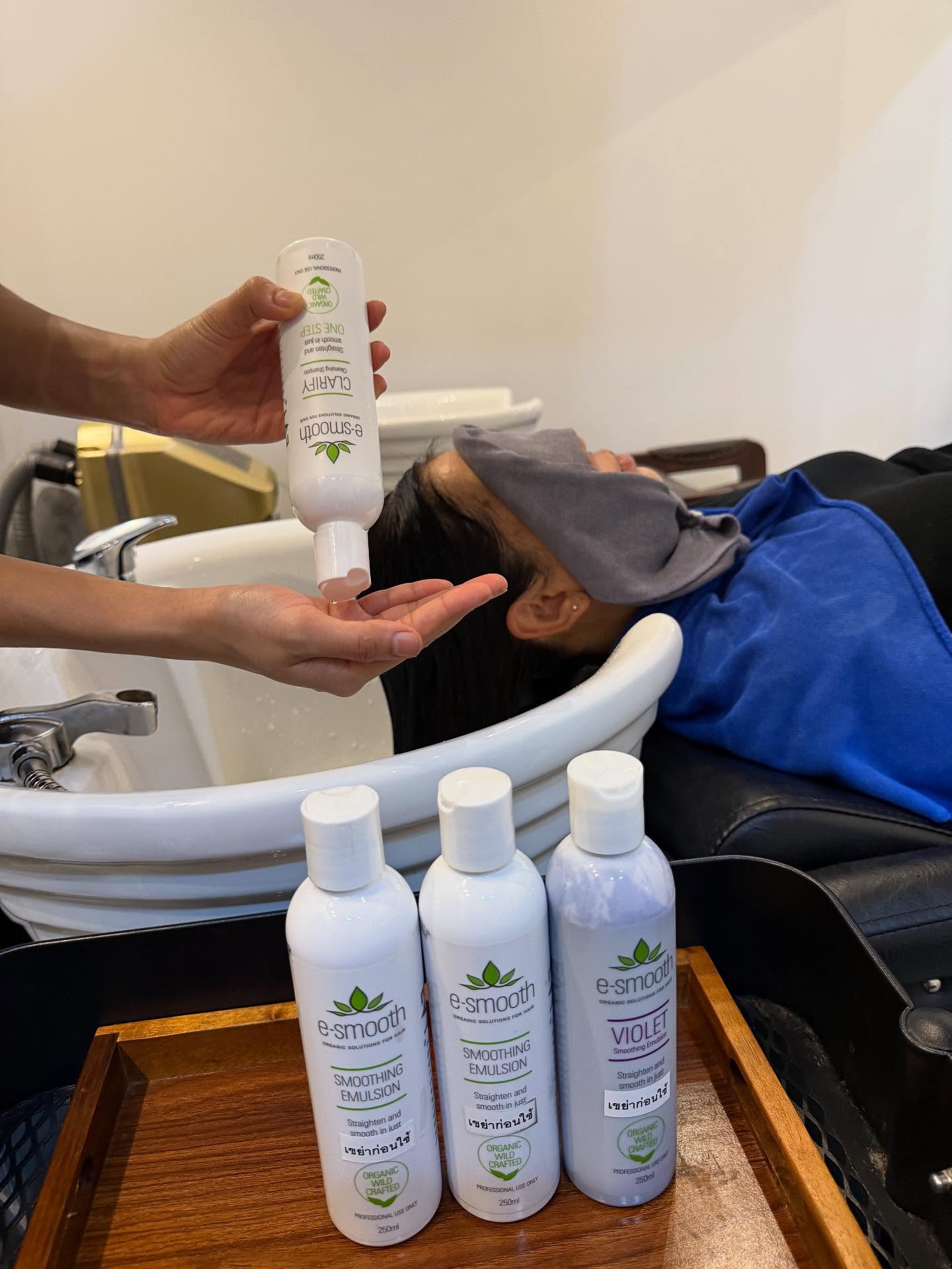 E-Smooth Organic Smoothing Hair Treatment🍃 ทรีตเมนต์บำรุงเส้นผมช่วยให้ผม เรียบลื่น ไม่ชี้ฟู เหมือนผ่านการหนีบผมเบาๆ แต่ยังคงพองสวยธรรมชาติ

เริ่มต้นด้วย
👉 Clarity Shampoo – ทำความสะอาดลึก เปิดเกล็ดผมเพื่อเตรียมรับสารบำรุง
ต่อด้วย
👉 Smoothing Emulsion / Violet Emulsion – เติมความชุ่มชื้นและสารบำรุงเข้มข้น เพื่อให้เส้นผมแข็งแรง เรียบลื่นยิ่งขึ้น

💚 เหมาะสำหรับทุกสภาพผมทั้งผมแห้งเสีย ทำสี หรือผ่านเคมีมา

ผลลัพธ์: ผมนุ่ม สุขภาพดี ดูตรงอย่างเป็นธรรมชาติ ✨

🅑🅞🅞🅚🅘🅝🅖 จองคิว.!!
ติดต่อสอบถามโปรโมชั่นได้ที่
---------------------------------------

Hair Atelier ADOR - แฮร์ อเทลเลอร์ อดอร์ 
🧡  𝐓𝐄𝐋: 02-108-9977, 084-044-8900
💚 𝐋𝐈𝐍𝐄 𝐎𝐀: @hairatelierador
📍ทองหล่อ Noble Ora Condo ชั้น 1 
การเดินทาง: 🚝BTS ทองหล่อ/ 🚙 มีที่จอดรถสะดวก
---------------------------------------

#HairAtelierADOR  #HairSalon
#ร้านทำผม #ร้านทำผมทองหล่อ
#esmoothtreatments #Hairtreatment
#ร้านทำผมสไตล์ญี่ปุ่น
#バンコク美容室
#バンコクヘアサロン
#バンコクスクンビット
#ヘアスタイル