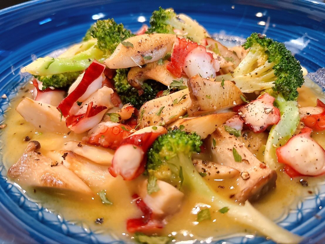 本日は華金✨
本日も17:00〜開店いたしました
皆様のご来店お待ちしてます♪
本日の鉄板焼きはキッチンスタッフ急病で不在の為
お休みさせて頂いております。
誠に申し訳ございません。

おひとりさま大歓迎！
カウンター席大人気

おばんざい、鉄板焼きメニュー
二階テーブル席、三階個室完備
一階カウンター席でもオーダー可能です

黒兵衛では
各種ご宴会のご予約承ります♪
コース1,000バーツ〜
飲み放題 300バーツor 400バーツ

二階テーブル席
三階9名様までの小宴会用個室ございます。

よろしくお願いします♪

11月もHappy hour 開催中です
17:00〜19:30

キリンビール大瓶　120B
ウィスキーハイボール　80B

Happy hour in November❗️
17:00〜19:30
Kirin Beer Big Bottle 120B
Whisky Hi-ball 80B

#バンコク創作料理居酒屋 #バンコク日本料理店 #バンコク小料理屋 #バンコクおひとりさま #バンコク1人飲み #プラカノン #バンコク日本人女性スタッフ常駐 #バンコクおかみさん #バンコクお好み焼き屋 #バンコク鉄板焼き  #バンコクおばんざい  #japanesefood #bangkok #phrakhanong #japaneserestaurant #reopen #happyhour #obanzai #bangkokokonomiyaki #bangkokteppanyaki