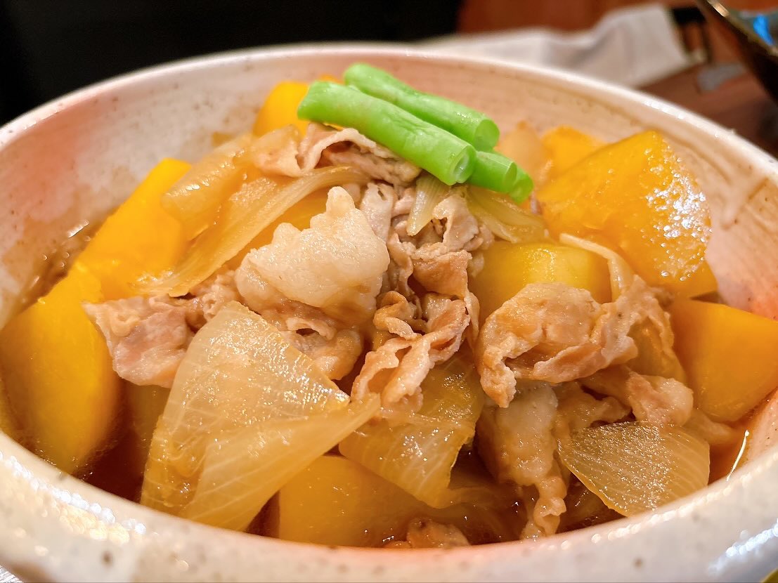 本日も絶賛営業中です

本日も17:00〜開店いたしました
皆様のご来店お待ちしてます♪

おひとりさま大歓迎！
カウンター席大人気

おばんざい、鉄板焼きメニュー
二階テーブル席、三階個室完備
一階カウンター席でもオーダー可能です

黒兵衛では
各種ご宴会のご予約承ります♪
コース1,000バーツ〜
飲み放題 300バーツor 400バーツ

二階テーブル席
三階9名様までの小宴会用個室ございます。

よろしくお願いします♪

11月もHappy hour 開催中です
17:00〜19:30

キリンビール大瓶　120B
ウィスキーハイボール　80B

Happy hour in November❗️
17:00〜19:30
Kirin Beer Big Bottle 120B
Whisky Hi-ball 80B

#バンコク創作料理居酒屋 #バンコク日本料理店 #バンコク小料理屋 #バンコクおひとりさま #バンコク1人飲み #プラカノン #バンコク日本人女性スタッフ常駐 #バンコクおかみさん #バンコクお好み焼き屋 #バンコク鉄板焼き  #バンコクおばんざい  #japanesefood #bangkok #phrakhanong #japaneserestaurant #reopen #happyhour #obanzai #bangkokokonomiyaki #bangkokteppanyaki