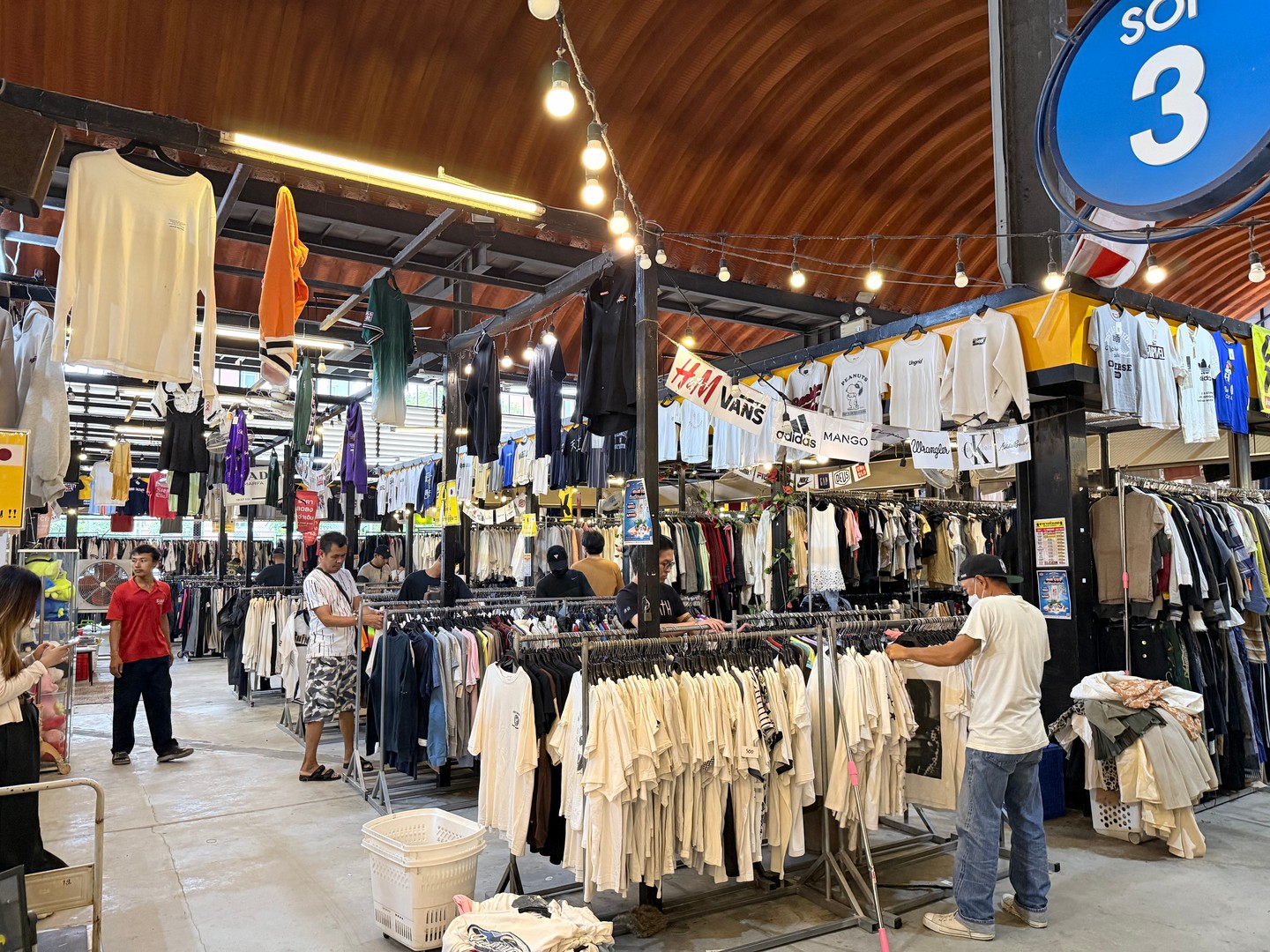 🎉🌟 ช้อปสนุกของญี่ปุ่นที่คุณต้องห้ามพลาด! 🌟🎉 เพื่อนๆ ต้องมาช้อปที่ CHANGPONG TRIBE  เรามีเสื้อผ้านำเข้าจากญี่ปุ่นมือสองคัดสรรมาอย่างดี สภาพนางฟ้าแบบไม่ต้องมีที่ติ! 👗👔 พร้อมให้คุณได้ลองสวมใส่ มาจับต้องของจริงได้ทุกวันเสาร์นะจ๊ะคุณลูกค้า! 

🛍️🇯🇵 กับ New Items มาใหม่อัพเดตทุกสัปดาห์ในราคาเบาๆ เริ่มต้นแค่ 300 บาทต่อกิโลกรัมหรือถ้าสนแค่ชิ้นเดียวก็เริ่มตั้งแต่ 30 บาทต่อขีดเท่านั้น! ไม่พลาดต้องรีบมานะ! 💥

🎈 เปิดบิลขั้นต่ำเพียง 100 บาทก็ได้รับสิทธิ์เต็มๆ 1 บาทต่อ 1 สิทธิ์ แลกซื้อกับดีลดีๆ ของเราอีกเพียบ 📌

ชวนเพื่อนๆ มาช้อปแล้วแวะถ่ายรูปเช็คอินกันหน่อย คนไหนกำลังหาของใหม่ หรืออยากได้ของดีๆ จากญี่ปุ่น เดินทางมาหาเราได้เลย! รอเจอทุกคนอยู่น้า 🤗💕


#JapaneseFashion
#SecondhandStyle
#ShoppingHeaven
#ช้อปปิ้งสุดฟิน
#รักในการช้อปปิ้ง