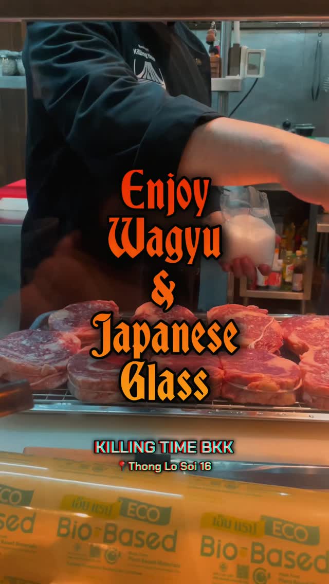 This is a special restaurant bar in Thonglor where you can enjoy the finest Japanese wagyu beef in style.
Their specialty wagyu sushi and steaks are more authentic than anywhere else, and with a 10-year history, drinking sake in traditional Japanese sake cups will give you a truly Japanese experience in Bangkok.

นี่คือบาร์ร้านอาหารสุดพิเศษในย่านทองหล่อ ที่ให้คุณได้เพลิดเพลินกับเนื้อวากิวญี่ปุ่นชั้นเลิศอย่างมีสไตล์
ซูชิและสเต็กวากิวสูตรพิเศษของทางร้านมีความดั้งเดิมมากกว่าที่อื่นใด และด้วยประวัติศาสตร์อันยาวนานกว่า 10 ปี การดื่มสาเกในถ้วยสาเกญี่ปุ่นแบบดั้งเดิมจะมอบประสบการณ์แบบญี่ปุ่นแท้ๆ ให้กับคุณในกรุงเทพฯ

トンローで日本の最高和牛をカッコよく楽しめる特別なレストランバーです。
名物の和牛寿司とステーキはどこよりも本格的であり、10年の歴史があります、日本の伝統酒器で飲むお酒はバンコクでより日本を感じさせられ楽しむことができます。