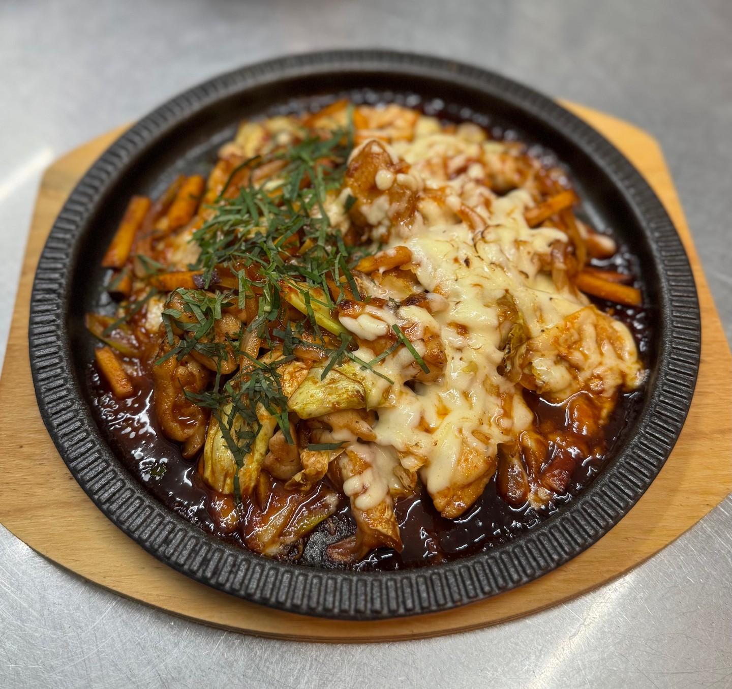 ✨新メニュー登場！✨

当店では本場韓国の味を極めた「タッカルビ」をご用意しました🍲💕。とろけるチーズでまろやかに仕上げた一品と、紫蘇でさっぱりとした風味を楽しめる2種類の味をご用意しております。どちらもビール🍺との相性はバッチリ！食後にもう一杯頼みたくなること間違いなしです。

また、ご飯🍚のお供としてもぴったりです。ひと口食べれば思わず笑顔😊になること間違いなし！仕事終わりのひとときや、仲間との楽しい語らいの時間にぜひお試しください。

ご来店を心よりお待ちしております。
☎️02-000-2600

✨เมนูใหม่!✨

ขอเสนอ "ทัคคาลบี" เมนูที่ถ่ายทอดรสชาติต้นตำรับเกาหลีได้อย่างลงตัว🍲💕 มีสองรสชาติให้เลือก รสชาติแรก รสชาติกลมกล่อมด้วยชีสละลาย และอีกรสชาติหนึ่ง รสชาติสดชื่นด้วยชิโซะ ทั้งสองรสชาติเข้ากันได้อย่างลงตัวกับเบียร์🍺! รับรองว่าต้องอยากกินอีกสักแก้วหลังมื้ออาหาร

ยังเหมาะเป็นเครื่องเคียงกับข้าวสวย🍚 คำเดียวก็ยิ้มแก้มปริ😊! ลองชิมหลังเลิกงานหรือระหว่างพูดคุยกับเพื่อนๆ ได้อย่างสนุกสนาน

เรารอพบคุณอยู่
☎️02-000-2600

✨New Menu!✨

We're offering "Dak Galbi," a dish that perfectly captures the authentic Korean flavor🍲💕. We offer two flavors: one with a mellow finish thanks to melted cheese, and the other with a refreshing shiso flavor. Both are the perfect pairing with beer🍺! You'll definitely want another one after your meal.

They're also perfect as a side dish with rice🍚. One bite is sure to put a smile on your face😊! Try them after work or while enjoying a fun conversation with friends.

We look forward to seeing you.
☎️02-000-2600

✨全新菜单！✨

我们推出“辣炒排骨”（Dak Galbi），完美呈现正宗韩式风味🍲💕。我们提供两种口味：一种是芝士融化后口感醇厚，另一种是紫苏清香。两种口味都非常适合搭配啤酒🍺！您一定会想在用餐后再来一份。

它们也是米饭🍚的绝佳配菜。一口下去，保证让您笑容满面😊！下班后或与朋友畅聊时，不妨来尝尝。

期待您的光临。

☎️02-000-2600

✨신메뉴 등장! ✨

저희 가게에서는 본고장 한국의 맛을 다한 「태크르비」를 준비했습니다 🍲💕. 녹는 치즈로 부드럽게 완성한 일품과, 자소로 상쾌한 맛을 즐길 수 있는 2 종류의 맛을 준비하고 있습니다. 모두 맥주 🍺과의 궁합은 확실! 식후에 한번 더 부탁하고 싶어지는 것 틀림없습니다.

또, 밥🍚의 동행으로서도 딱 맞습니다. 한입 먹으면 무심코 미소 😊가 되는 것 틀림없음! 일이 끝날 때나 동료와의 즐거운 말씀 시간에 꼭 시험해 보세요.

내점을 진심으로 기다리고 있습니다.
☎️02-000-2600

#居酒屋
#タッカルビ
#韓国料理
#新メニュー
#チーズ
#紫蘇
#ビール
#ご飯
#仲間
#美味しい時間