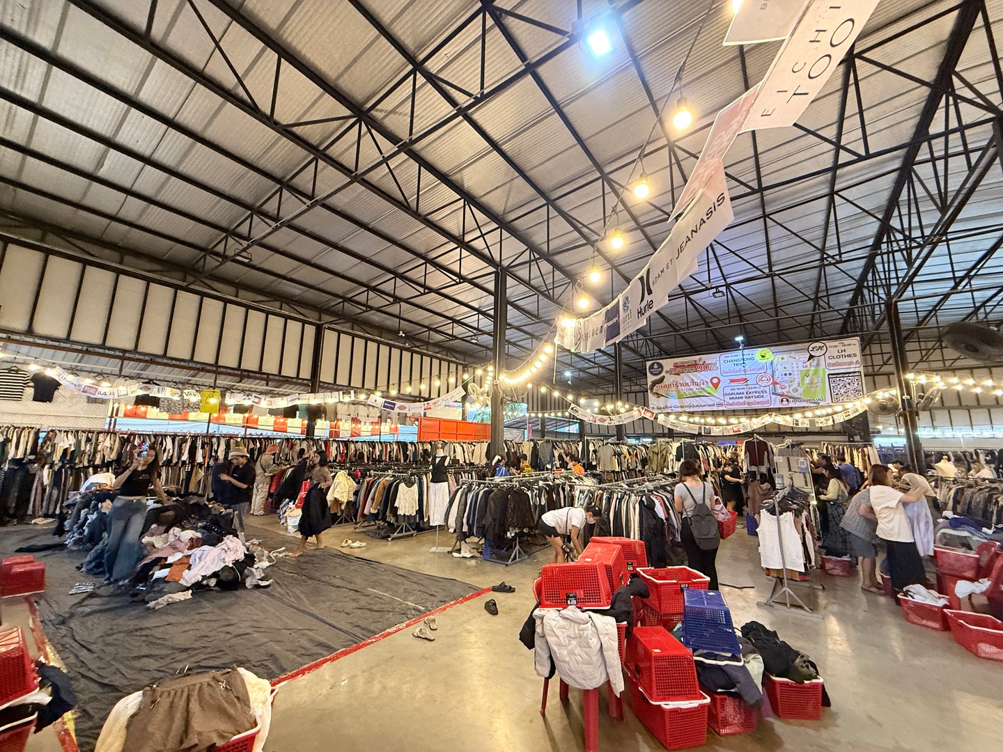 🚀 ประกาศสุดอลังการ! เตรียมตัวให้พร้อม เพราะทุกวันศุกร์นี้ 🎉 ร้านของเราขยับขยายใหญ่ขึ้นกว่าเดิม และเอ็นจอยกับกองทัพเสื้อผ้ามหึมาที่พิเศษสุดๆ สำหรับคุณ! 💃🏻🕺

เราได้จัดเสื้อผ้าใหม่สุดเก๋ไว้มากถึง 10,000 กิโลกรัม 🤯 และเสื้อผ้ามากกว่า 200,000 ตัวให้คุณได้เลือกจับจอง 🛍️ ไม่ว่าจะเป็นเสื้อผ้างานแบรนด์ ระดับพรีเมียม หรือสายแฟชั่นอินเทรนด์ที่ใครๆ ก็ต้องมี! ✨

อย่าพลาดโอกาสทองนี้มาเปิดโลกแฟชั่นใหม่ในทุกวันศุกร์ ที่ร้านของเราเท่านั้น! 🎈 งานนี้จัดเต็มทั้งคุณภาพและปริมาณ ⏳ แล้วมาสนุกกันเยอะๆ นะคะ ใครไปช้าอาจพลาดของเด็ดที่หมายตาไว้ก็ได้นะ! 😍

พบกันที่ร้าน รับรองว่าคุณจะต้องร้องว้าวกับประสบการณ์ช้อปปิ้งแสนสนุกนี้!! 😎🥳 

         ! 📍

#เติมตู้เสื้อผ้าใหม่ได้อีก
#แฟชั่นไม่เคยพัก
#เสื้อผ้าสุดปัง
#ช้อปกระจาย
#ศุกร์นี้เจอกัน