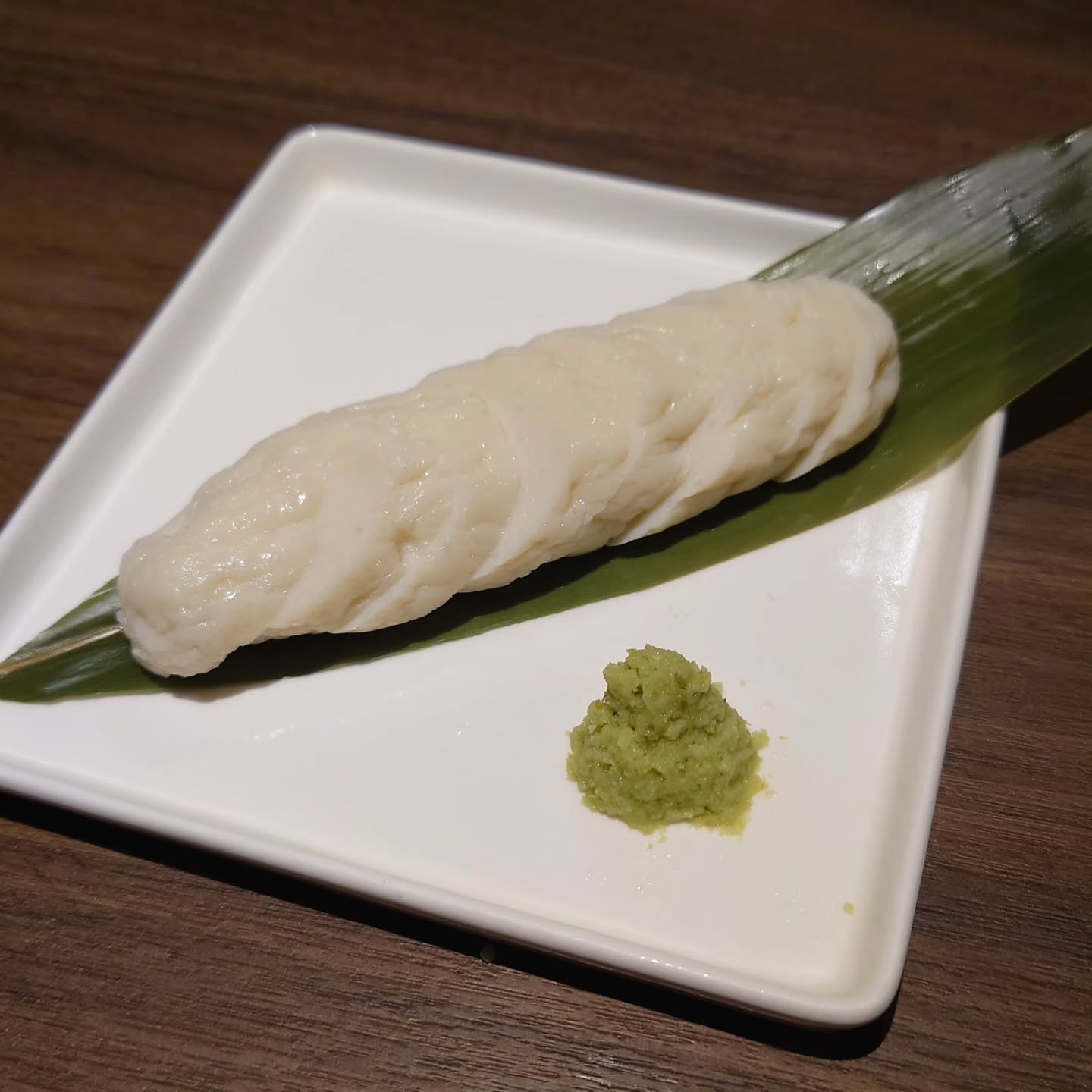 ウルフルズさんの「ガッツだぜ」が「マックだぜ」になって脳内再生ループなう、KaneHisaです

お店で手作り板わさ140B
蕎麦屋のつまみに欠かせないよね、と言うことで味と価格を兼ね備えた商品を探した結果、手作りという選択肢浮上←ｲﾏｺｺ(ｽﾞｰｯﾄｺｺ?)
白身魚を仕入れて唸るぜフードプロセッサー
塩、砂糖に酒とみりんなシンプル調味
卵白混ぜ混ぜふわりな食感
つなぎに粉は入れないよ、ダメよ～ダメダメ
結果的にお魚の風味豊かなかまぼこが出来たとさ
ツマミにオカズに迷ったらこの逸品、ご堪能あれ

#KaneHisa 
#手打ち蕎麦 
#bangkok 
#โซบะ 
#板わさ 
#手作り 
#蕎麦前 

最初は赤地に黄色いMの文字が浮かんで来てたけど
途中から左上が欠けたリンゴのマークがうごめいていたwww