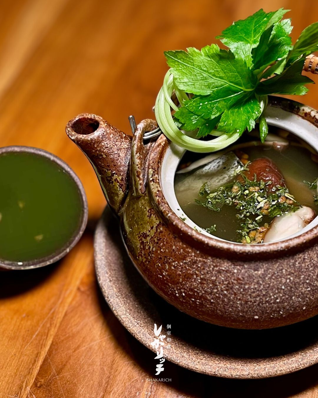 玄米茶の土瓶蒸し
香ばしい玄米茶の風味と海鮮の旨味が溶け合う、心温まる一品。

Dobin Mushi with Genmaicha
A comforting broth where the roasted genmaicha aroma blends perfectly with the rich flavor of seafood.

โดบินมุชิชาเกนไมฉะ
น้ำซุปอุ่น ๆ กลิ่นหอมของชาเกนไมฉะเข้ากับรสชาติอร่อยของซีฟู้ดอย่างลงตัว

-*-*-*-*-*-*-*-*-*-*-*-*-*-*-
📝 For reservations and inquiries,
contact us on LINE!
＠shakarich
*-*-*-*-*-*-*-*-*-*-*-*-*-*-*-*-

🍴SHAKARICH
📍Shilom Surawong
🕚11:00-Late
📞02-086-7898
🚪15 Private Rooms
(From 2P up to 20P)
🅿️Charn Issara Tower 1
🚄4 min walk from BTS Sala Deang
📱097-053-9928(Japanese)

📍Thonglor Soi 14
🕚11:00-late
📞02-045-4032
📱097-053-9928(Japanese)
🚪12 Private Rooms

#玄米茶 #土瓶蒸し #海鮮 #和食 #Genmaicha #DobinMushi #Seafood #JapaneseCuisine #ComfortFood