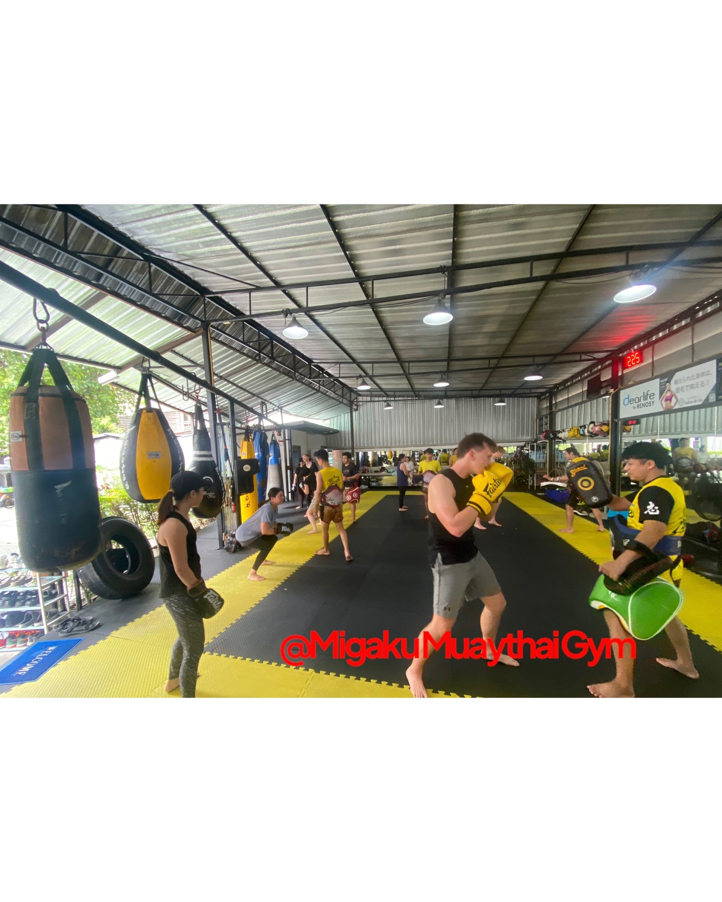 🇹🇭さわっでぃくらっぷ〜🇹🇭
※日本語は下にあります
☕️Sawaddee Krub☕️
※Scroll down for English

🥊🌟 ยินดีต้อนรับสู่ยิมมวยไทยของเราในประเทศไทย! 🌟🥊

ทุกคนวันนี้เป็นอย่างไรกันบ้างครับ? ✨
ในชีวิตประจำวันที่ยุ่งวุ่นวาย เรามักจะลืมไปว่าการขยับร่างกายนั้นสำคัญแค่ไหน
ที่ Migaku Gym เรามีคลาสสำหรับผู้เริ่มต้น ที่ใครๆ ก็สามารถเข้าร่วมได้อย่างสบายใจ 😊

ถ้ารู้สึกว่าช่วงนี้ออกกำลังกายน้อยเกินไป หรืออยากเพิ่มกิจกรรมให้ชีวิตในไทยมีความสดชื่นมากขึ้น ลองแวะมาหาเราดูนะครับ! 👟💪
มาร่วมเหงื่อด้วยกัน รีเฟรชทั้งร่างกายและจิตใจ พร้อมสนุกกับการออกหมัดตามจังหวะดนตรี 😄✨

ที่นี่เราพร้อมช่วยให้คุณทั้งฟิตขึ้นและปลดปล่อยความเครียดจากแต่ละวันไปพร้อมกัน
มาผ่อนคลาย ปลดปล่อยตัวเอง และกลับบ้านพร้อมรอยยิ้มกว้างๆ กันเถอะ! 🏆✨

แวะมาทดลองคลาสได้เสมอ เรารอคุณอยู่ครับ! 😊🤝🌍💪



🥊🌟 Welcome to our Muay Thai Boxing Gym in Thailand! 🌟🥊

How are you all doing today? ✨
With our busy daily lives, it’s easy to forget how important it is to stay active.
Here at Migaku Gym, we offer beginner-friendly classes where anyone can join with confidence. 😊

If you’ve been feeling a bit inactive or want to add more movement into your life in Thailand, come visit us! 👟💪
Let’s work up a good sweat together, refresh both body and mind, and enjoy the fun of punching to the rhythm of the music. 😄✨

We’re here to help you not only stay active, but also release your daily stress.
Let’s clear your mind, move freely, and leave with big smiles! 🏆✨

Come join us for a trial session—we’d love to welcome you! 😊🤝🌍💪


🥊🌟タイのムエタイボクシングジムへようこそ！🌟🥊

皆さん、今日も元気に過ごしていますか？✨忙しい毎日の中、体を動かすことの大切さを忘れがちですよね。ここ、Migakuジムでは、初心者の方も安心して参加いただけるクラスを用意しています😊

タイでの生活で運動不足を感じているなら、ぜひ一度お越しください！👟💪 私たちと一緒に良い汗を流して、心も身体もスッキリ✨音楽に乗りながら、リズムよくパンチを繰り出す楽しさを共有しましょう😄

運動不足解消だけでなく、日々のストレスもここで一緒に発散できます。私たちの情熱が皆さんへと届くよう、サポートさせていただきます！笑顔で迎える環境で、新しい趣味を見つけませんか？🏆✨

是非、体験に来て下さい！！😊🤝🌍💪

#ムエタイ
#ボクシング
#ジムライフ
#初心者歓迎
#フィットネス
#運動不足解消
#健康生活
#ストレス発散
#タイ生活
#コミュニティ
#新しいチャレンジ
#笑顔の輪
#楽しく運動
#心も身体も健康に
#初心者クラス
#ローカルフィットネス
#自分磨き
#自主トレ
#頑張る女性
#かっこいい女性
#体験レッスン
#タイ文化
#ポジティブライフ
#エクササイズ
#健康管理
#日常を豊かに
#みんなで健康