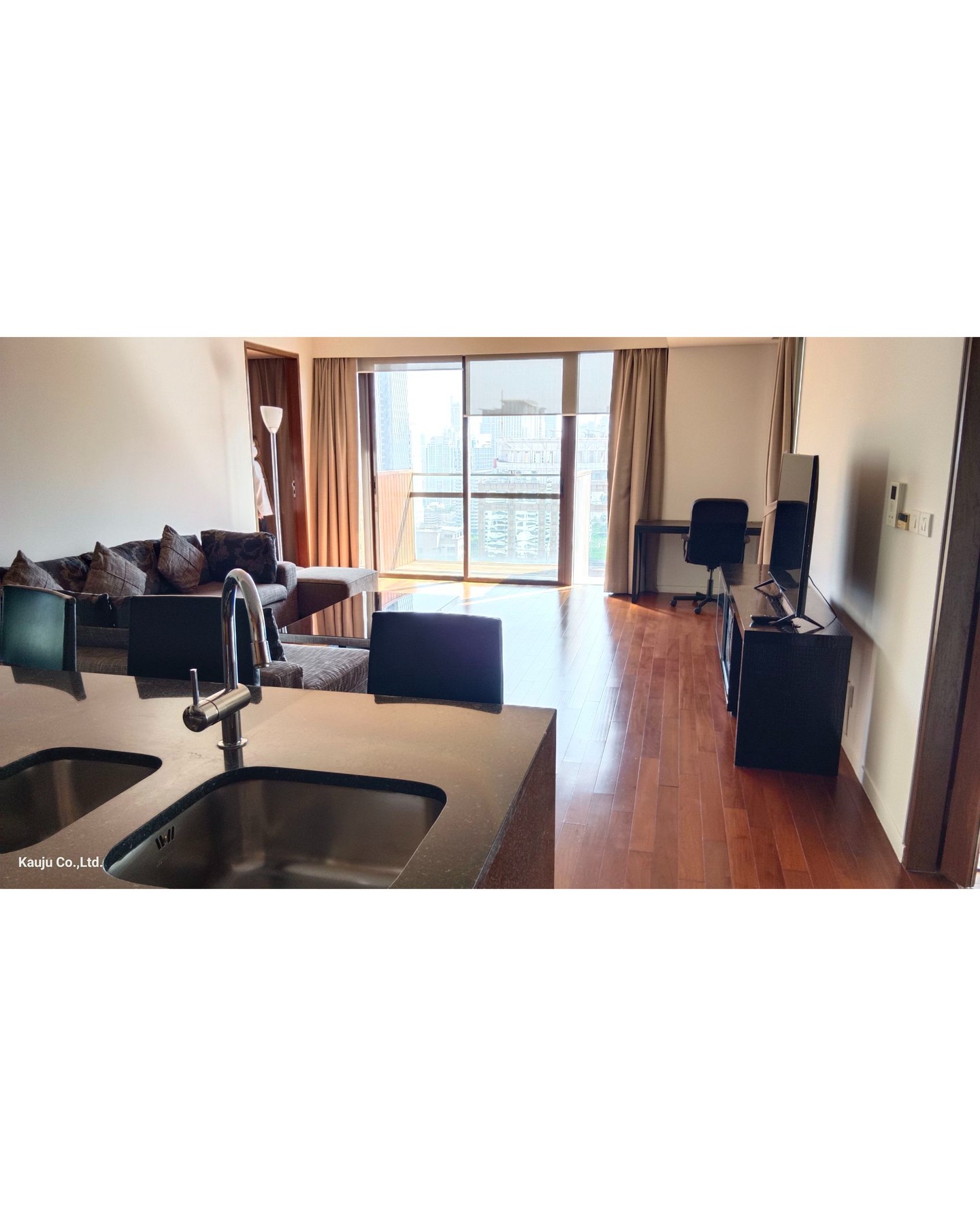 バンコクの中心地に位置するHanser Residenceの魅力をご紹介いたします✨。現在、2ベッドルーム、106㎡の広々とした居住スペースが空いています。BTSラチャダムリ駅から徒歩わずか3分という絶好のロケーションにありますので、どこへ行くにも大変便利です🚆。

周辺には多くのデパートが立ち並び、ショッピングや食事を楽しむのに最適です🛍️🥘。さらに、近くには美しいルンピニ公園🌳や競馬場兼ゴルフ場⛳もあり、自然を感じながらリフレッシュすることができます。

この贅沢な住まいで、便利で快適なバンコクライフをお楽しみください🏢🏙️。

#便利な場所
#2BedRoom
#HanserResidence
#BTSラチャダムリ
#都市生活
#バンコク不動産
#ショッピング好き
#ルンピニ公園
#アクティビティの天国
#毎日の利便性
#観光に便利
#贅沢な暮らし
#都会のオアシス
#交通至便
#アーバンライフ
#バンコク中心部
#理想の住まい
#素敵なロケーション
#都会の生活
#バンコーク住宅