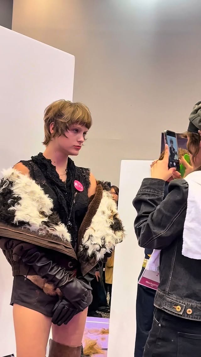 Cyan Hair Glam ได้มีโอกาสเข้าร่วมงาน BeautyFest 2025 ประเทศญี่ปุ่น
ซึ่งเป็นงานที่รวบรวมช่างทำผมมากความสามารถ
และเป็นเวทีในการนำเสนอผลงานที่ยอดเยี่ยมอย่างแท้จริงค่ะ ✨

Cyan Hair Glam had the opportunity to participate in BeautyFest 2025 in Japan,
an event that brings together highly skilled hairstylists
and serves as a platform for showcasing truly outstanding creations. ✨