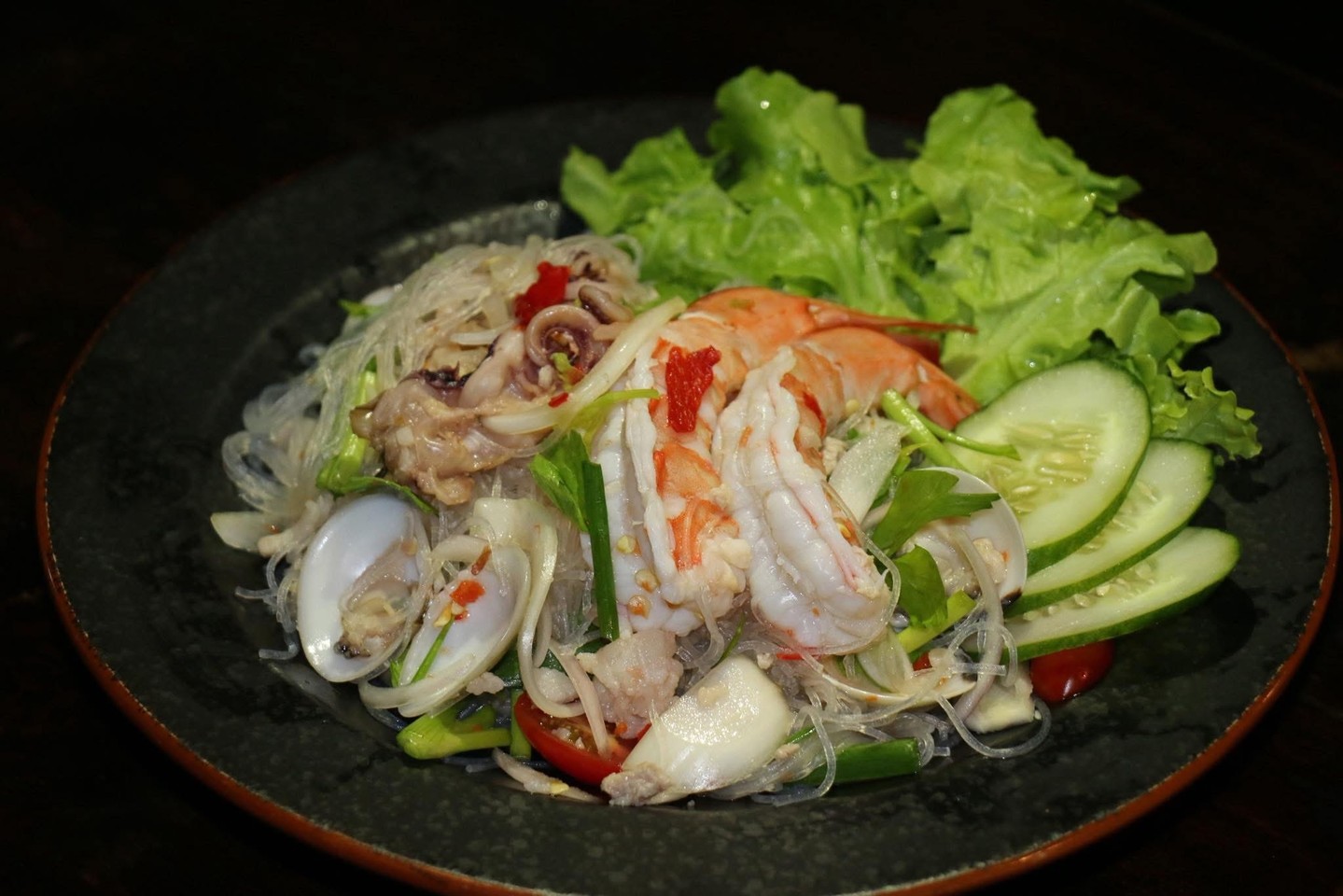 🇹🇭✨新メニュー登場❣️ヤムウンセン🎶

いつも三陸をご利用いただきありがとうございます😊💓

最近は雨も強く、まだまだ暑い日が続きますね🥵💭
涼しい季節が待ち遠しい今日この頃です😌🌸

そんな中、今日はタイらしい“さっぱりメニュー”が仲間入りしました👏🏻✨
みんな大好き【ヤムウンセン】🇹🇭💕

シーフードの旨みと春雨のつるっとした食感、
そこにほどよい酸味と甘みが合わさって、思わず箸が止まらない美味しさです🤤💓
ビールにもぴったり🍺✨

辛さが苦手な方は、辛さ控えめにもできますので、
ご注文の際にお気軽にお声がけくださいね☺️🎵

さらに❣️
只今、忘年会・新年会のご予約も受付中です🎉
人数やご予算に合わせたオリジナルコースをご用意いたしますので、
ぜひご相談ください✨

今日も元気に朝4時まで営業しております💪🏻🌙
お仕事帰りに、そして週末の乾杯に🍻
新メニューのヤムウンセンと一緒に、ぜひ三陸で楽しいひとときをお過ごしください🫶🏻💕

📅 営業時間
⏰ 月〜土: 17:00〜4:00（L.O. 3:30）
⏰ 日曜: 17:00〜2:00（L.O. 1:30）

📞 ご予約・お問い合わせ
☎️ 02-651-2361
対応言語：タイ語・日本語・英語

🚗 無料駐車場完備

#japanesesake #bangkok #japaneseizakaya #Sukhumvit19 #japanesefood #thailand #Izakaya #sushi #sake #restaurant