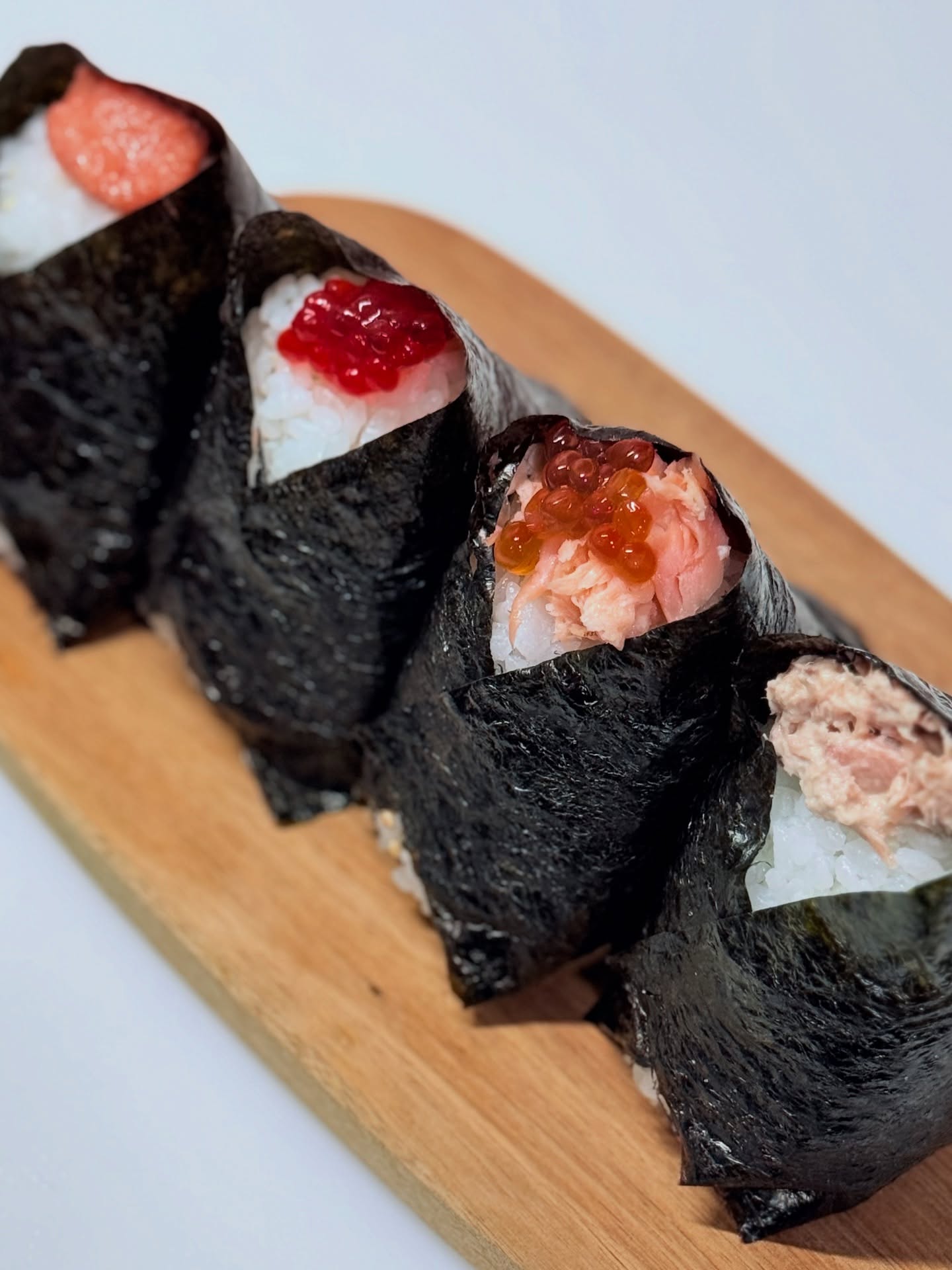 เรียนลูกค้าทุกท่าน

ขอขอบพระคุณเป็นอย่างสูงสำหรับการมาใช้บริการและสั่งออเดอร์กับทางร้านของเราจำนวนมากในวันนี้ ซึ่งมากเกินกว่าที่ทางร้านคาดการณ์ไว้จริง ๆ ค่ะ

ในวันนี้ ออเดอร์เดลิเวอรี่มีเวลารอโดยประมาณอยู่ที่ 1 ชั่วโมงตลอดทั้งวัน และสำหรับลูกค้าที่มาที่ร้าน ต้องใช้เวลาในการต่อคิวเพื่อเข้าร้าน รวมถึงต้องรอค่อนข้างนานกว่าจะได้รับอาหารหลังจากนั่งที่โต๊ะแล้ว ซึ่งสถานการณ์นี้เกิดขึ้นตลอดทั้งวันเช่นกัน

นอกจากนี้ Grab และ LINEMAN ซึ่งโดยปกติเปิดให้สั่งได้ตลอด 24 ชั่วโมง ก็จำเป็นต้องปิดเกือบทั้งวัน ทำให้ลูกค้าประจำหลายท่านไม่ได้รับความสะดวก ต้องขออภัยเป็นอย่างสูงมา ณ ที่นี้ค่ะ

ด้วยความที่ทางร้านไม่สามารถคาดการณ์ความหนาแน่นของลูกค้าในวันนี้ได้อย่างถูกต้อง ทำให้จำนวนพนักงานและวัตถุดิบที่เตรียมไว้ไม่เพียงพอ ส่งผลให้เกิดความไม่สะดวกหลายประการต่อท่านลูกค้าอีกครั้ง ขออภัยมาอีกครั้งค่ะ

ในวันนี้ ยังมีการโทรเข้ามา รวมถึงข้อความจากลูกค้าชาวไทยผ่าน Instagram และ Facebook เป็นจำนวนมาก ซึ่งดิฉัน (พนักงานชาวญี่ปุ่นของร้าน) ต้องดูแลหน้าร้านไปพร้อม ๆ กับตอบข้อความ ทำให้ไม่สามารถตอบกลับได้ครบตามที่ตั้งใจไว้ ต้องขออภัยที่ไม่สามารถตอบได้ทันท่วงทีค่ะ
โดย Instagram และ Facebook ของร้านมีดิฉันดูแลเพียงคนเดียวค่ะ

จากนี้ไป ทางร้านจะพยายามพัฒนาการบริการ รวมถึงลดเวลาในการรอคอยให้ดียิ่งขึ้นค่ะ

ขอเรียนแจ้งเพิ่มเติมว่า
ทางร้านไม่มีวันหยุด และโดยปกติแล้วสามารถสั่งอาหารได้ทุกวันค่ะ
ดังนั้น เราขอแนะนำให้ลูกค้าพิจารณามาใช้บริการอีกครั้งหลังจากนี้สักระยะหนึ่งนะคะ☺️

ขณะนี้ทางร้านมีเวลาสำหรับการเตรียมวัตถุดิบไม่เพียงพอ ทำให้เมนูที่สามารถให้บริการได้มีจำนวนจำกัด
โดยเฉพาะ “ไข่แดงดอง” ที่มีลูกค้าสอบถามเข้ามามาก จำเป็นต้องใช้เวลากว่า 3 วันในการหมัก หากสถานการณ์ยังคงเช่นนี้ต่อเนื่องอาจทำให้ไม่สามารถให้บริการเมนูนี้ได้เลยค่ะ

เราคิดว่าการที่เมนูที่อยากทานถูกสต็อกหมดนั้น คงทำให้ลูกค้าผิดหวังไม่น้อย
และร้านของเราตั้งใจจะเป็นร้านที่ลูกค้าสามารถมาทานอาหารอร่อย ๆ ได้สบาย ๆ ทุกเมื่อ
จึงอยากขอให้ลูกค้าค่อย ๆ มาในเวลาที่สะดวกหลังจากนี้อีกครั้งนะคะ

โพสต์นี้จัดทำขึ้นเพื่อให้ลูกค้าทุกท่านเข้าใจสถานการณ์ของทางร้านในวันนี้
หวังว่าทุกท่านจะเข้าใจและขออภัยในความไม่สะดวกมา ณ ที่นี้ค่ะ

สุดท้ายนี้ ขอขอบพระคุณลูกค้าทุกท่านที่ให้การสนับสนุนร้านของเราด้วยดีเสมอมา
ทางร้านรู้สึกดีใจและซาบซึ้งเป็นอย่างยิ่งที่มีลูกค้าจำนวนมากมาใช้บริการของเราเสมอค่ะ
ทางร้านหวังว่าจะได้รับความไว้วางใจและการสนับสนุนจากทุกท่านต่อไปค่ะ🩵