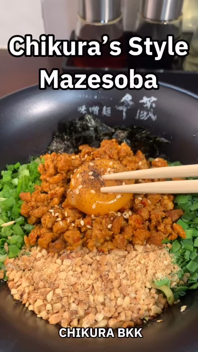 เมนูแนวสีเขียวเหนี่ยวทรัพย์ 💚🍀

เอาใจสายกินผักด้วยเมนูมาเซะโซบะสไตล์ของร้านชิคุระ ที่อุดมไปด้วยเนื้อหมู ไข่ เส้นและกุ้ยช่าย รับรองว่าได้รับสารอาหารครบ5หมู่ชัวร์ค่ะ รสชาติอาจจะเผ็ดไปบ้างผสมกับความมันของไข่แดงเกรดทานดิบได้ เชื่อว่าจะต้องชอบกันแน่นอนค่ะ 😋
——————————————
Facebook:Miso Ramen Chikura bangkok 味噌千蔵バンコク
Instagram : miso_chikura_bkk

Branch,Contact and Time
🍜Phrompong (Sukhumvit 33/1)
082 551 0141 (TH-EN)
Open 11:00-22:00 Everyday

🍜YoungPlace (Sukhumvit 23)
064 630 0141 (TH-EN-JP)
Open 18:00-05:00 Mon-Sat (Sunday off)
+ Grab Food +Line Man
——————————————
#ชิคุระ
#ราเมง
#มิโสะ
#สุขภาพดี
#พร้อมพงษ์
#อโศก 
#ฮอกไกโด
#MisoRamenChikura
#HokkaidoMisoRamen
#misoramen
#ramen
#Phromphong
#healthyfood
#千蔵
#味噌
#ラーメン
#味噌ラーメン