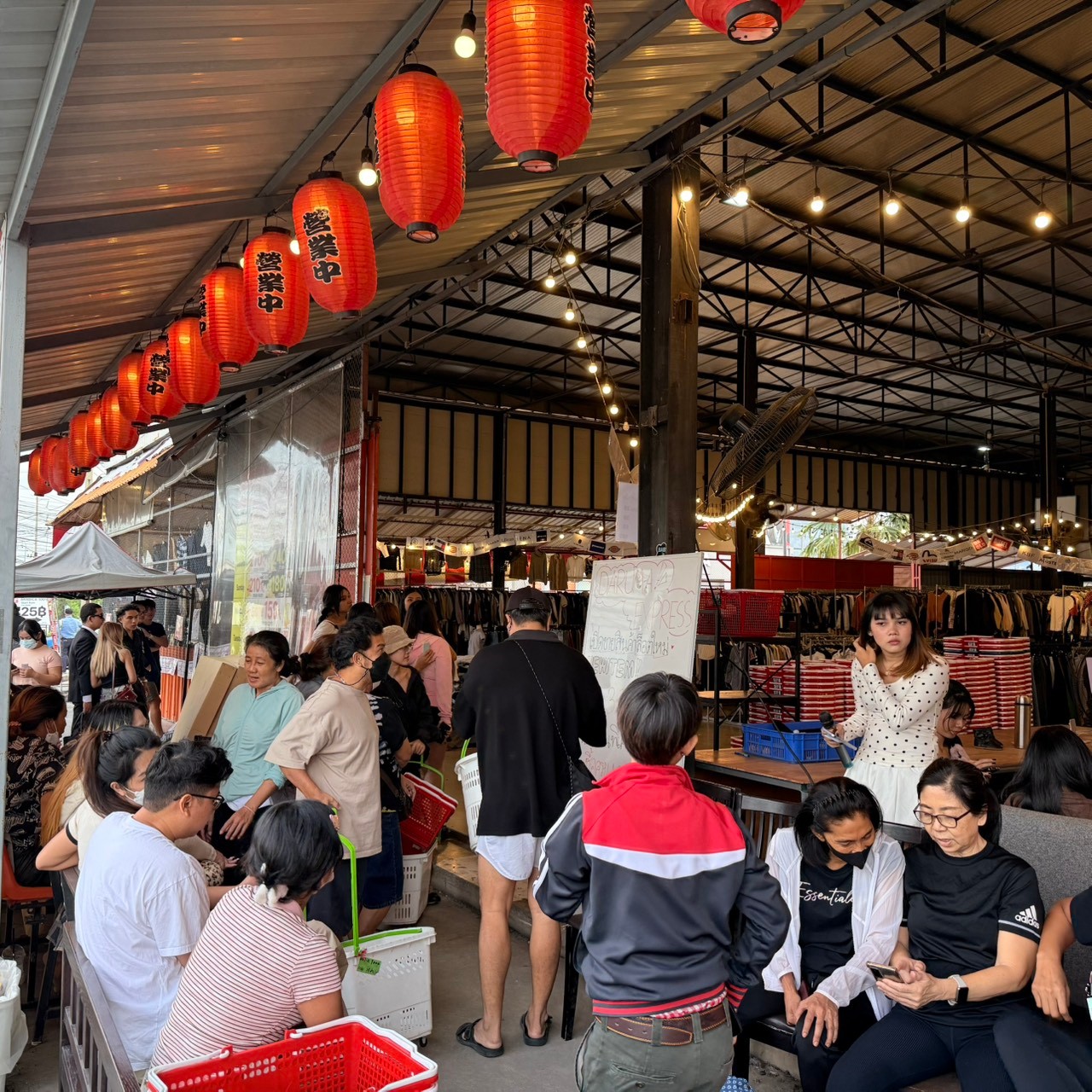 🚀 ประกาศสุดอลังการ! เตรียมตัวให้พร้อม เพราะทุกวันศุกร์นี้ 🎉 ร้านของเราขยับขยายใหญ่ขึ้นกว่าเดิม และเอ็นจอยกับกองทัพเสื้อผ้ามหึมาที่พิเศษสุดๆ สำหรับคุณ! 💃🏻🕺
เราได้จัดเสื้อผ้าใหม่สุดเก๋ไว้มากถึง 10,000 กิโลกรัม 🤯 และเสื้อผ้ามากกว่า 200,000 ตัวให้คุณได้เลือกจับจอง 🛍️ ไม่ว่าจะเป็นเสื้อผ้างานแบรนด์ ระดับพรีเมียม หรือสายแฟชั่นอินเทรนด์ที่ใครๆ ก็ต้องมี! ✨
อย่าพลาดโอกาสทองนี้มาเปิดโลกแฟชั่นใหม่ในทุกวันศุกร์ ที่ร้านของเราเท่านั้น! 🎈 งานนี้จัดเต็มทั้งคุณภาพและปริมาณ ⏳ แล้วมาสนุกกันเยอะๆ นะคะ ใครไปช้าอาจพลาดของเด็ดที่หมายตาไว้ก็ได้นะ! 😍
พบกันที่ร้าน รับรองว่าคุณจะต้องร้องว้าวกับประสบการณ์ช้อปปิ้งแสนสนุกนี้!! 😎🥳 
         ! 📍
#เติมตู้เสื้อผ้าใหม่ได้อีก
#แฟชั่นไม่เคยพัก
#เสื้อผ้าสุดปัง
#ช้อปกระจาย
#ศุกร์นี้เจอกัน