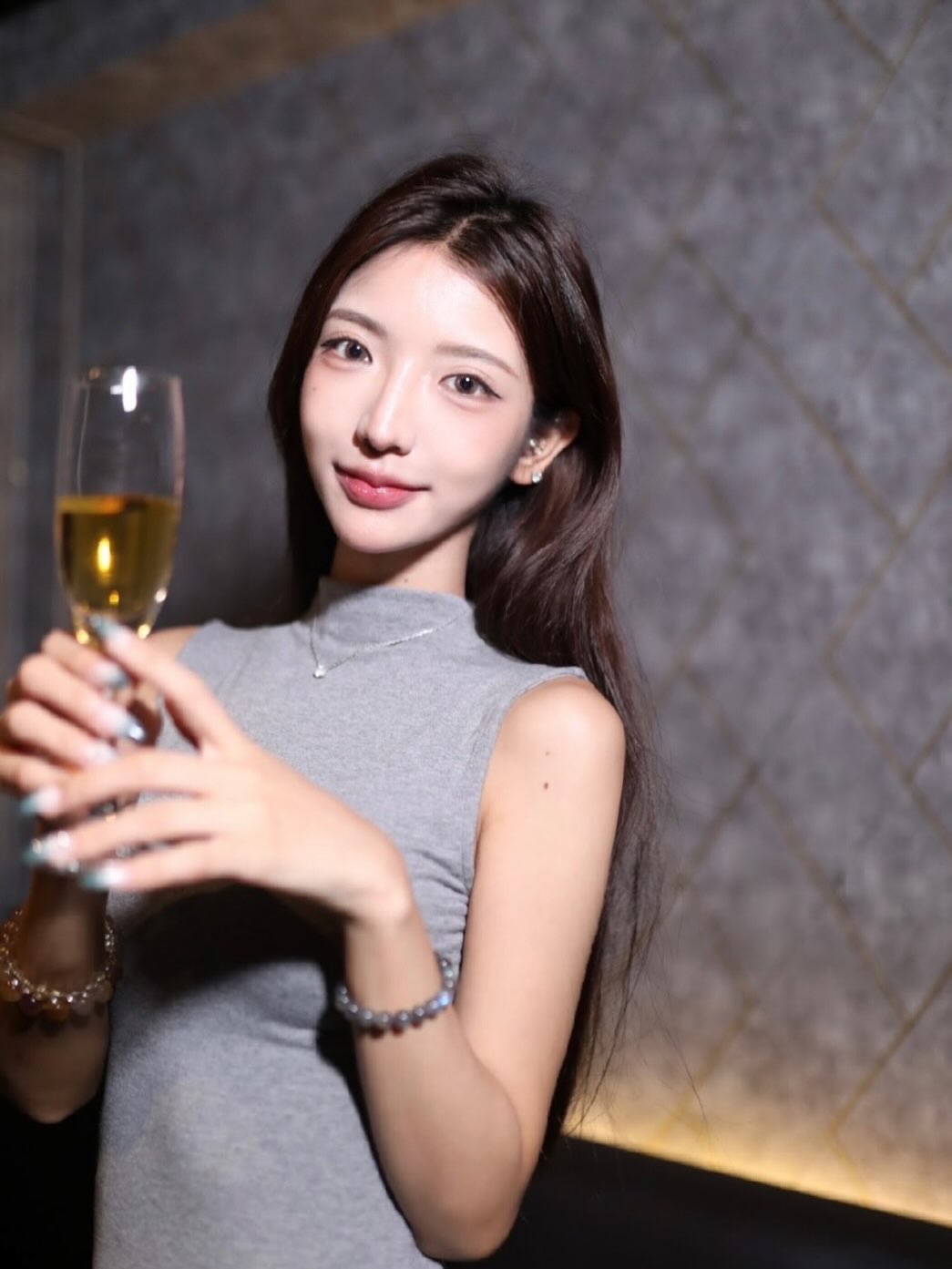 ชนแก้ว
チョンゲオ🥂はタイ語で
乾杯と言う意味です🇹🇭💕

#バンコク美女#バンコクラウンジ
#バンコクバー#ラウンジ#ラウンジ美女
#ラウンジバー #トンロー#トンローバー
#bangkok