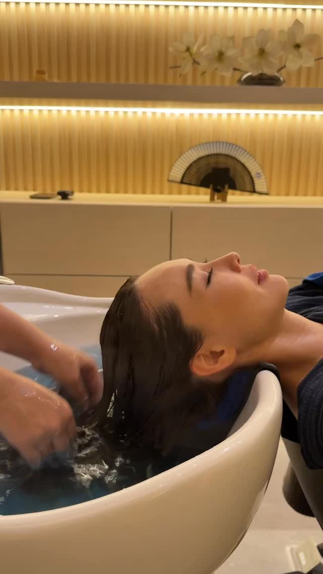 นี่คือ “เฮดสปาแบบญี่ปุ่น” ที่ช่วยปรับสมดุลทั้ง เส้นผมและหัวใจ 🍃✨
โอบล้อมด้วยกลิ่นยูสุอันแสนผ่อนคลาย
ทำให้ใจเบาสบาย… ร่างกายปล่อยวาง…
และเริ่มต้น 60 นาทีแห่งการเยียวยาอย่างแท้จริง

ไม่ใช่แค่สปา
แต่คือ ช่วงเวลาที่ออกแบบมาเพื่อฟื้นฟูตัวคุณทั้งภายในและภายนอก

This is a “Japanese-inspired head spa” made to heal both your hair and your heart 🍃✨
Wrapped in the gentle scent of yuzu,
your mind softens… your breath deepens…
and the ultimate 60-minute relaxation begins.

Not just a treatment —
but a moment crafted to realign your whole self.

🕊️ Hair & Mind in Harmony.
Experience Japanese-style relaxation in Bangkok.

📍 Donki Mall Thonglor (Thonglor Soi 10)
🚗 Big Carpark available

#headonsen #headonsenthailand #headonsenspa
#headspabangkok #headspa #wellness #wellbeing #wellnesstravel #wellnesstourism
#aroma #essentialoil #organic #cakra #massage #aromatherapy
#นวด #ผ่อนคลาย #สบายใจ #อโรม่า #สปา #ทำผม #ออแกนิค #ธรรมชาติ #สุขกายสบายใจ
#ヘッドスパバンコク #バンコク美容院
#hairremovalprevention #hairgrowth #thaimassage