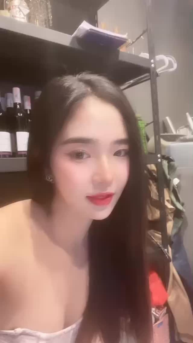 華金ですね🍺✨✨

今月はコスプレイベント盛りだくさんでしたが、今日は久しぶりに通常ドレスです🤣🤣

トンローソイ6、TWENTY FOURでお待ちしてます🌹💋😘

发薪日呢🍺✨✨

这个月举办了很多角色扮演活动，但今天难得穿回了普通的裙子🤣🤣

我在通罗巷6的TWENTY FOUR等你哦🌹💋😘

화금이네요🍺✨✨

이번 달은 코스프레 이벤트가 가득했지만, 오늘은 오랜만에 일반 드레스입니다🤣🤣

통로 소이6, TWENTY FOUR에서 기다리고 있어요🌹💋😘

#バンコク
#トンロー
#キャバクラ
#乾杯
#華金
#ビリヤード
#ダーツ