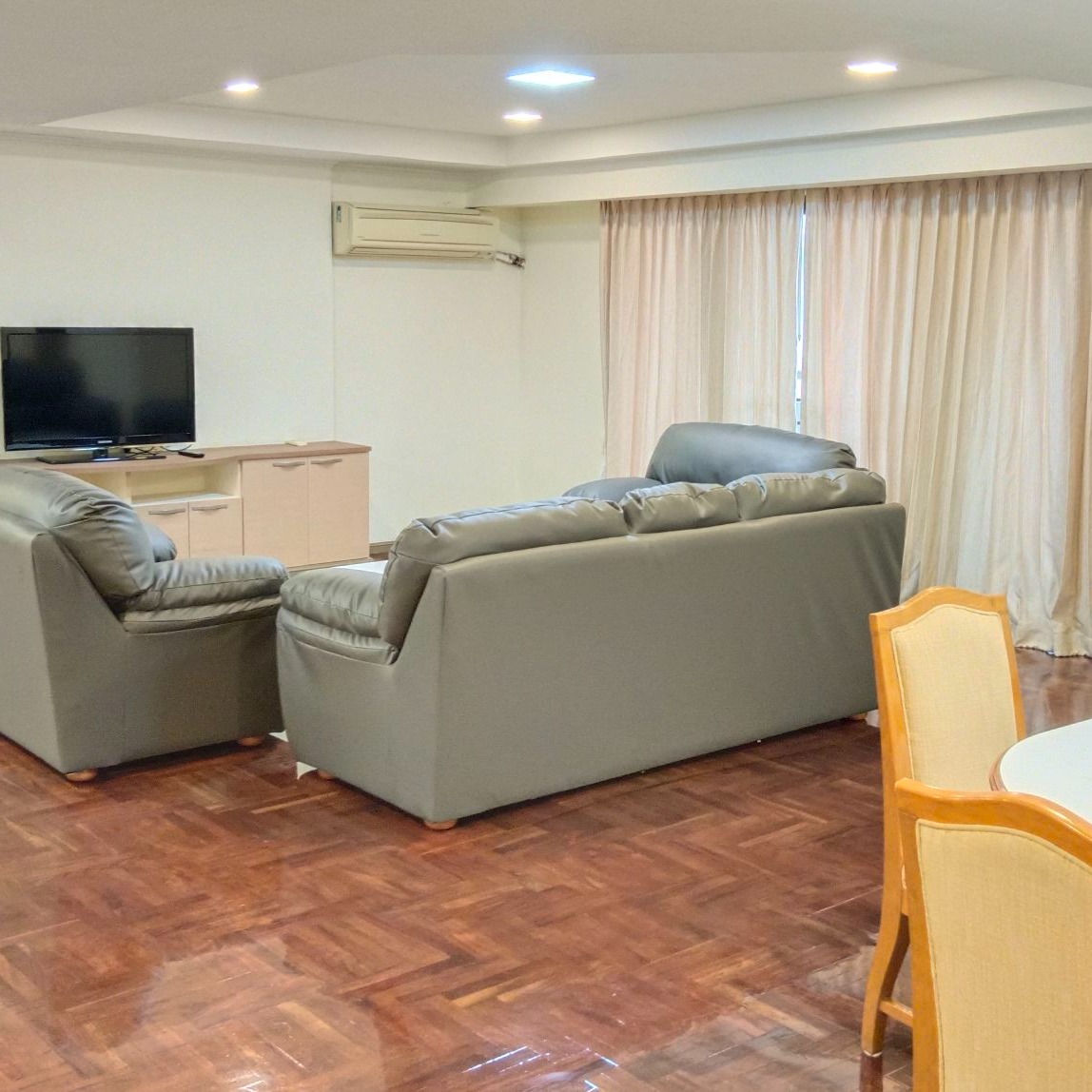 こちらは、D.H. Grand Towerの素晴らしい3ベッドルームのお部屋のご紹介です✨少々古いタイプではありますが、改装されており、内装はとても美しく仕上がっています🌟一フロアにたった2世帯の設計なので、とても静かで落ち着いた環境が保たれています。ペットも可能な物件で、広々としたお部屋はペットにもぴったり🐾⚽ 1階には豊かな庭とボール遊びができるコートがあるため、イヌの散歩やコートでのボール遊び、自転車楽しむことができます🚴‍♂️🌼 このような環境での暮らしは、家族全員にとって快適で素晴らしいことでしょう🍀

 .H.GrandTower

#3ベッドルーム
#静かな環境
#ペット可
#広いお部屋
#庭付き
#ボール遊び
#家族向け
#リラックスタイム
#快適な暮らし
#ペットに優しい
#穏やかな環境
#新しい生活
#犬の散歩
#アクティブライフ
#庭で楽しむ
#スローライフ
#自然豊か
#大切なペットと一緒に
#素敵な住環境
#静寂な空間
#広々スペース
#暮らしを楽しむ
#紅樹株式会社