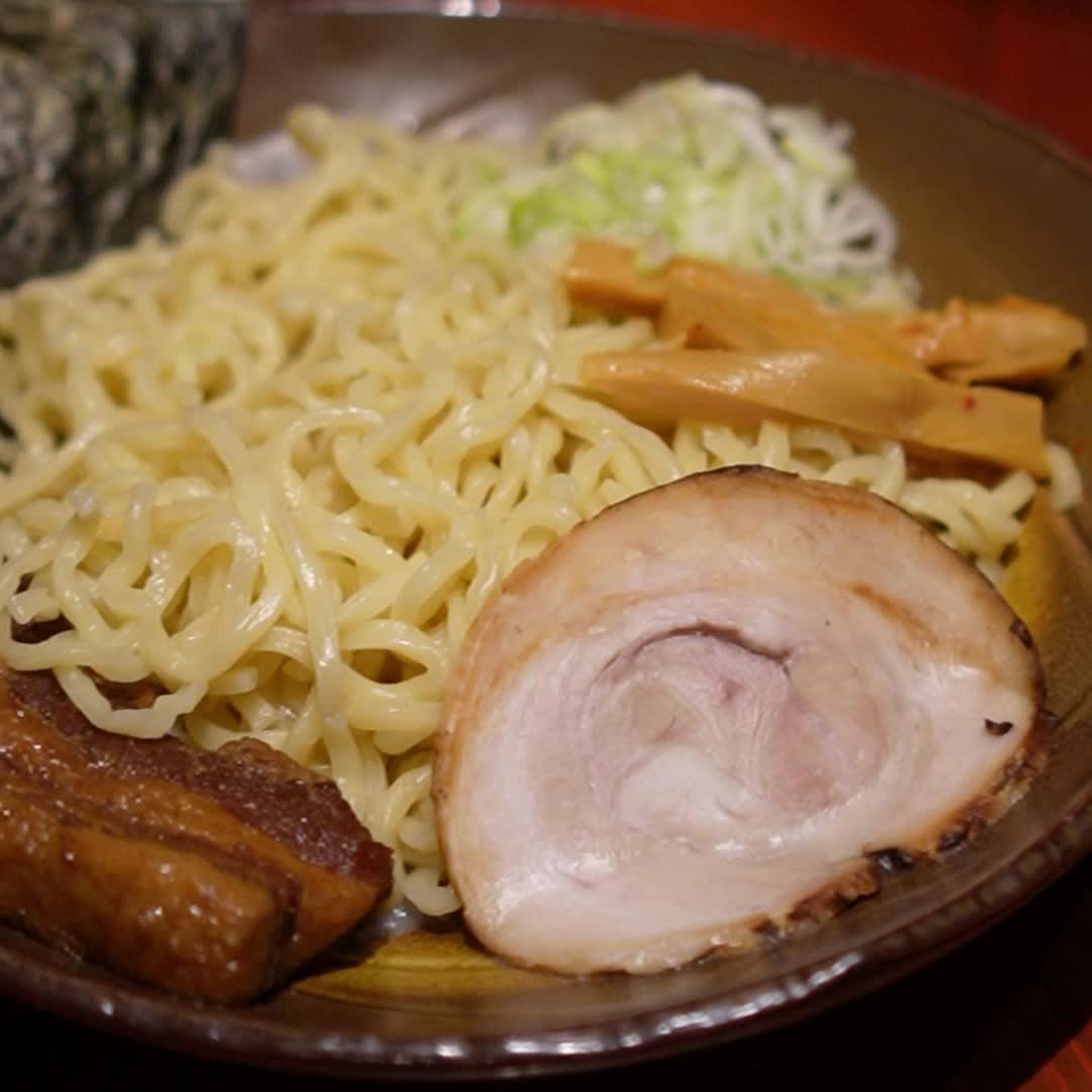 🍜 Bankara เส้นแท้จากโตเกียว ถึงชามของคุณ...ในทุกหยดน้ำซุป! 🍜

นี่คือชามราเม็งที่รวบรวมสุดยอดวัตถุดิบและฝีมือจากญี่ปุ่น เส้นราเม็งของเรา ถูกนำเข้าตรงจากโตเกียว ทุกเส้นผ่านการผลิตด้วยสูตรต้นตำรับญี่ปุ่นแท้ ให้สัมผัส “เหนียวนุ่ม” ที่ไม่เหมือนใคร — หนึบกำลังดี ไม่เละ ไม่แข็ง ละมุนทุกคำที่ซด เข้ากันอย่างสมบูรณ์กับซุปเข้มข้นของ Bankara ไม่ว่าจะเป็นชาชูแบบสไลด์บางนุ่ม หรือ คาคุนิ ชิ้นหนาที่ตุ๋นจนเปื่อยนุ่มและชุ่มฉ่ำด้วยรสชาติ กลมกล่อมเข้ากับซุปและเส้นราเม็งเป็นอย่างดี น้ำซุป เคี่ยวอย่างยาวนานจนได้รสชาติอูมามิเข้มข้น กลมกล่อมทุกหยด สัมผัสรสชาติและจิตวิญญาณราเม็งจากญี่ปุ่น...ในทุกคำที่คุณลิ้มลอง 🎌

#ราเม็ง #Ramen #ราเม็งญี่ปุ่น #บังคาระราเมน #BankaraRamen #AuthenticRamen #ราเม็งโตเกียว #TonkotsuRamen #อาหารญี่ปุ่น #ร้านราเม็ง #บังคาระราเมน #BankaraRamen #Bankara #JapaneseRamen