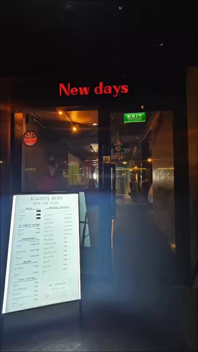 本日、Newdaysはブラックフライデー特別企画として“フード全品30％オフ”！
金曜の夜に向けて、人気の唐揚げ・パスタ・ポテト・枝豆を
お得に楽しめる1日です。

店内ではダーツ🎯・ビリヤード🎱も遊べるので、
食べて・飲んで・遊べる週末スタートにぴったり。

📍プロンポン駅から徒歩約6分（Sukhumvit 41–43）
🌟 今夜はBlack Fridayだけの特別価格です。

Today is Black Friday at Newdays — all food is 30% OFF!
Start your Friday night with your favorite dishes like
karaage, pasta, fries, and edamame,
now available at a special price today.

Plus, enjoy darts🎯 and billiards🎱 for a fun weekend start.

📍 About a 6-minute walk from Phrom Phong Station (Sukhumvit 41–43)
🌟 Tonight only — don’t miss the Black Friday special.

今天是 Newdays 的 Black Friday，所有料理 30% OFF！
人气料理如日式炸鸡、意大利面、薯条、毛豆，
今晚都能用更优惠的价格享用。

还有飞镖🎯、桌球🎱可以玩，
是开启周末的绝佳选择。

📍 距离 Phrom Phong 站步行约 6 分钟（Sukhumvit 41–43）
🌟 仅限今晚的 Black Friday 特别优惠。

#バンコクバー
#プロンポンナイト
#BangkokBar
#BangkokNight
#バンコクグルメ
#BangkokFoodie
#PhromPhong
#Sukhumvit41
#NewdaysBangkok
#唐揚げ
#曼谷吃吃喝喝
#曼谷夜生活
#DartsBangkok
#BilliardsBangkok
#ThailandNightlife
