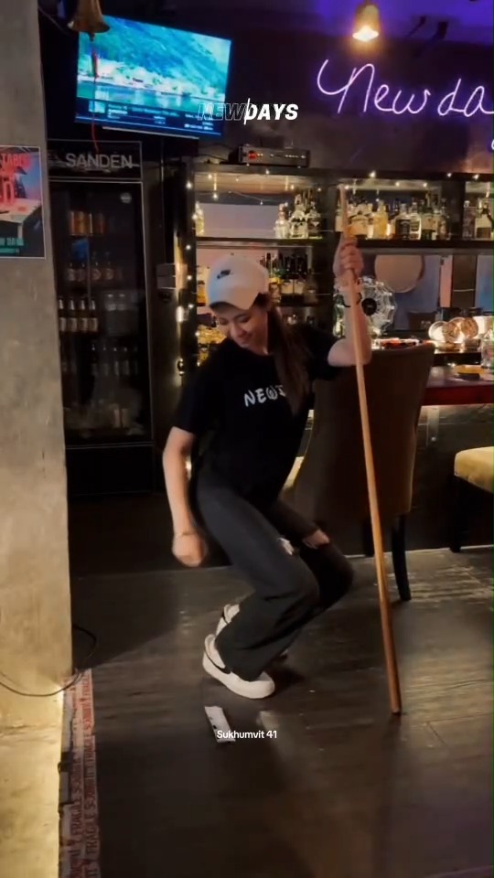 金曜日の夜、楽しく過ごせるバーをお探しならNewdaysへ。
バンコク・プロンポンにあるNewdaysでは、
手づくりの食事とお酒、ダーツやビリヤードが楽しめます。

カウンターでゆっくり飲むのも、
BOX席で仲間と盛り上がるのもOK。
週末の夜を楽しむ場所として、気軽にご利用ください。

📍 プロンポン駅から徒歩約6分（Sukhumvit 41–43）

Friday night — eat, drink and enjoy.
Newdays in Phrom Phong offers
homemade-style food, drinks,
plus darts and billiards.

Relax at the counter,
or enjoy with friends in booth seats.
A great place for your Friday night out.

📍 About a 6-minute walk from Phrom Phong Station

周五夜晚，吃喝玩乐都可以。
Newdays 在曼谷澎蓬，
有料理、酒、飞镖和桌球。

吧台轻松喝，
或和朋友一起热闹玩。
周五夜晚的好去处就在这里。

📍 距离 Phrom Phong 站步行约 6 分钟

#バンコクバー
#プロンポンナイト
#BangkokBar
#BangkokNight
#バンコクグルメ
#BangkokFoodie
#PhromPhong
#Sukhumvit41
#NewdaysBangkok
#唐揚げ
#曼谷吃吃喝喝
#曼谷夜生活
#DartsBangkok
#BilliardsBangkok
#thailandnightlife