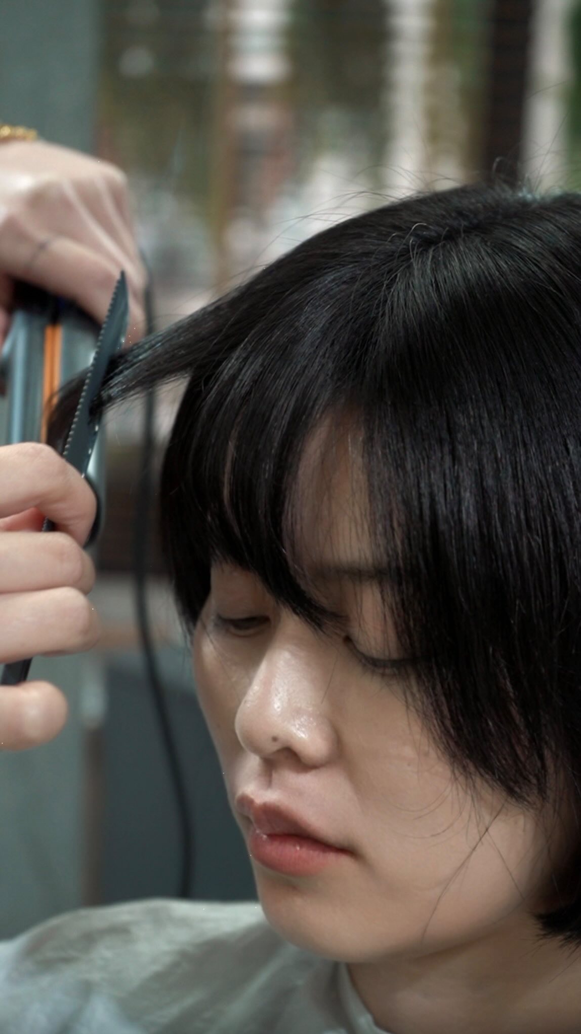 ผมสีเข้ม คือเวทมนตร์ที่ทำให้ลุคดูสุขภาพดีขึ้นทันตา ยิ่งแสงตกกระทบก็ยิ่งเงาวาว เส้นผมดูหนาและนุ่มเป็นธรรมชาติแบบไม่ต้องแต่งเติม  สีเข้มของร้านเราออกแบบให้เข้ากับโทนผิวแต่ละคน ช่วยปรับลุคให้ดูละมุนขึ้นทันที

 ”ทางร้านเราใช้สูตรสีที่อ่อนโยนต่อเส้นผม พร้อมบำรุงล้ำลึกทุกขั้นตอน เพราะเราเชื่อว่าการทำสีไม่ควรแลกกับผมเสีย สวยอย่างมั่นใจ สวยแบบไม่ต้องพยายาม…เริ่มต้นจากโทนเข้มที่เหมาะกับคุณ”🌿

เปลี่ยนทุกวันธรรมดาให้เป็นวันพิเศษกับ Bell otonagami salon

BOOKING INQUIRIES:
📱 LINE OA @skk6845h
☎️ 02-000-3001
📍 PHROMPONG
#Bellotonagami #Bellotonagamisalon #HairColor #ทำสีผม #ร้านทำสีผม #ร้านทำผมสุขุมวิท #ทำสีผมสวย #ทำสีผมแนะนำ #ทำสีผมญี่ปุ่น #ผมสวยสุขภาพดี