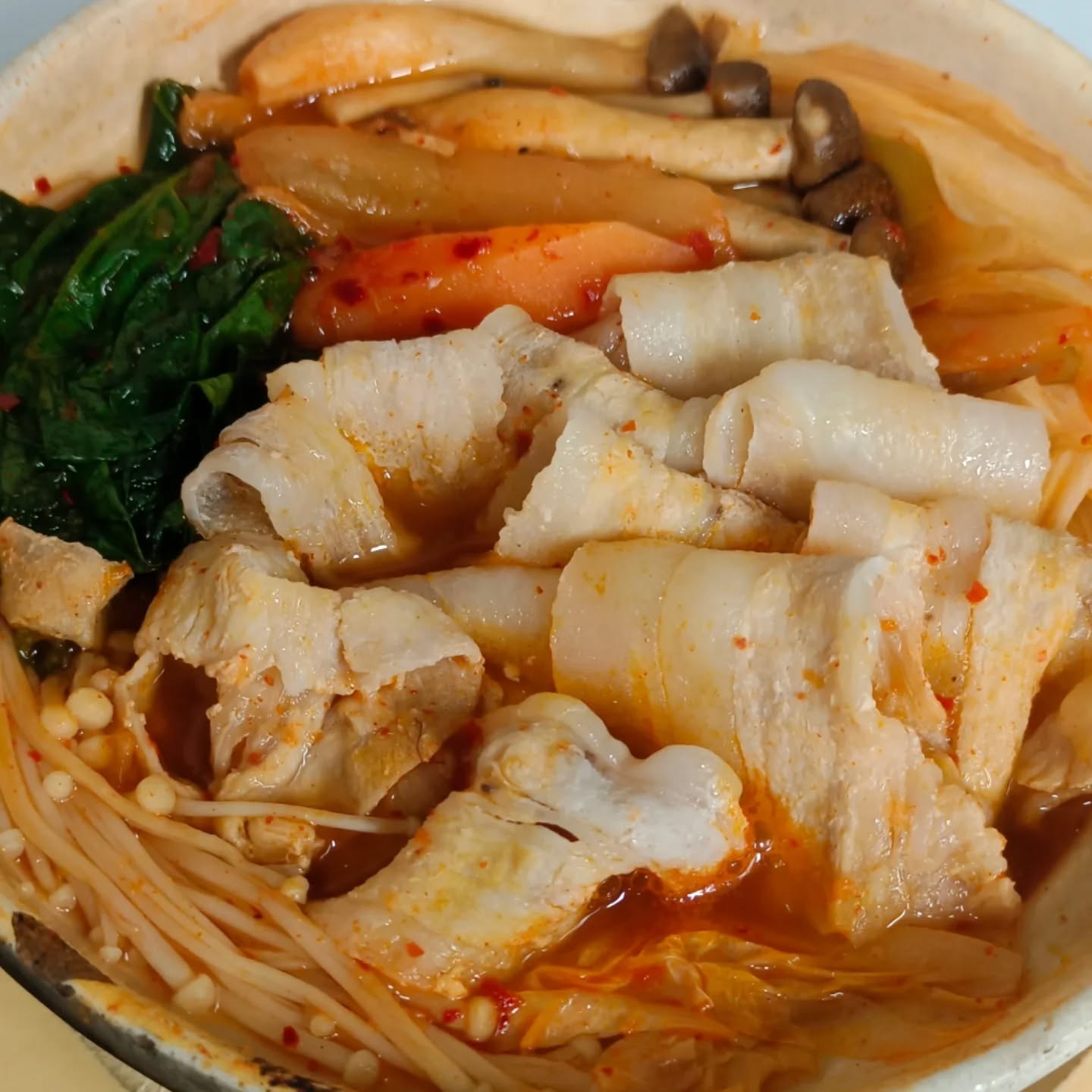 Kimuchi Nabe 250.- 😱 คนแซ่บก็ต้องกินอะไรแซ่บๆ 🌶️🌶️ อากาศแบบนี้ต้องจัดกิมจินาเบซักสองหม้อแล้วนะคะ 🐷🥬❗

📍En Khonkaen 🇯🇵✨
🕐Tue-Sun 15.00~23.00
❌ Monday
☎️ 0814231527

🎂🎉 Promotion ส่วนลด 10%สำหรับลูกค้าที่เกิดภายในเดือนพฤศจิกายน ไม่มีขั้นต่ำและไม่จำกัดจำนวนครั้งค่ะ 
🚗 พื้นที่จอดรถ เข้าซอยศรีมารัตน์ 26 เลี้ยวซ้ายหลังมินิบิ๊กซี 
#enkhonkaen
#JapaneseCuisine
#KhonkaenEats 
#khonkaenfood 
#reviewkhonkaen
#izakaya
#izakayakhonkaen 
#รีวิวขอนแก่น 
#รีวิวอาหารขอนแก่น 
#ขอนแก่นบอกต่อ 
#ขอนแก่นกินอะไรดี 
#ร้านอาหารญี่ปุ่นขอนแก่น 
#ร้านญี่ปุ่นเปิดใหม่ขอนแก่น 
#ร้านอิซากายะขอนแก่น