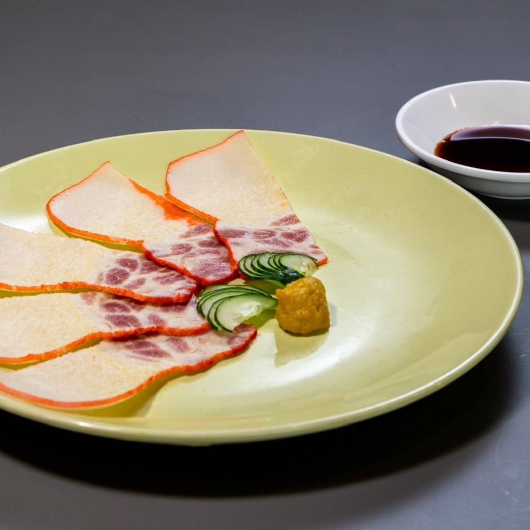 鯨ベーコンの繊細な旨みを味わう、贅沢なひとときをお届けします🐋✨ 日本の長い食文化が育んだこの逸品は、一口ごとに口の中で広がる脂の甘みと香ばしさが絶妙に絡み合い、心を豊かにしてくれます🍣 伝統の技が光る繊細な仕上がりを、ぜひじっくりとご堪能ください👘

他では味わえない特別な体験をお客様にお届けするため、私たちは素材選びから調理法に至るまで一切の妥協を許しません🍴 目で楽しみ、舌で味わい、心で感じる日本の美を、ぜひ皆さまに感じてもらいたいです🌸 お待ちしております！

 📷

#和食
#鯨ベーコン
#旨味
#食文化
#日本の美味しいもの
#贅沢
#伝統
#和の心
#日本の味
#料理好きな人と繋がりたい
#グルメ
#和の逸品
#日本料理
#美食
#食の喜び
#鯨
#和風
#食べスタグラム
#おもてなし
#美味しい
#美味しさ満点
#絶品
#寿司
#和食lover
#美味しい和食
#旨味たっぷり
#健康食
#料理写真
#味覚の旅
